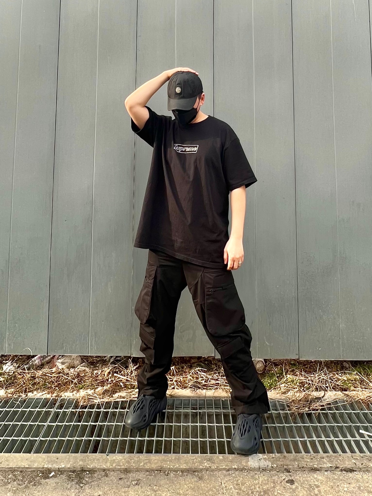Supreme x Stone Island Painted Camo Nylon 6-Panel Black - 20FW, Supreme x Kaws Chalk Logo T-Shirt Black - 21SS 착용 스타일