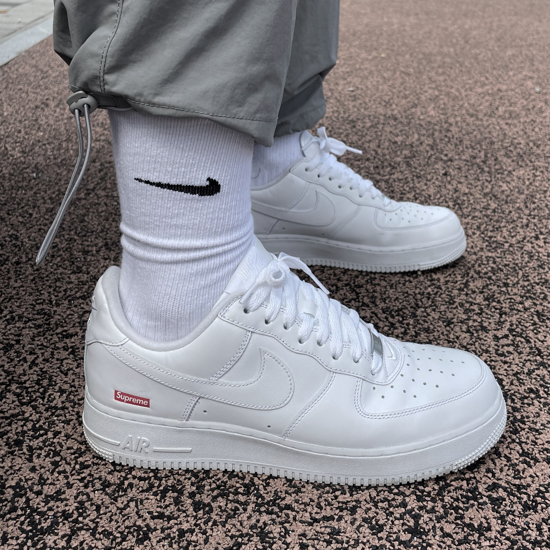 Nike x Supreme Air Force 1 Low White 착용 스타일 - 1