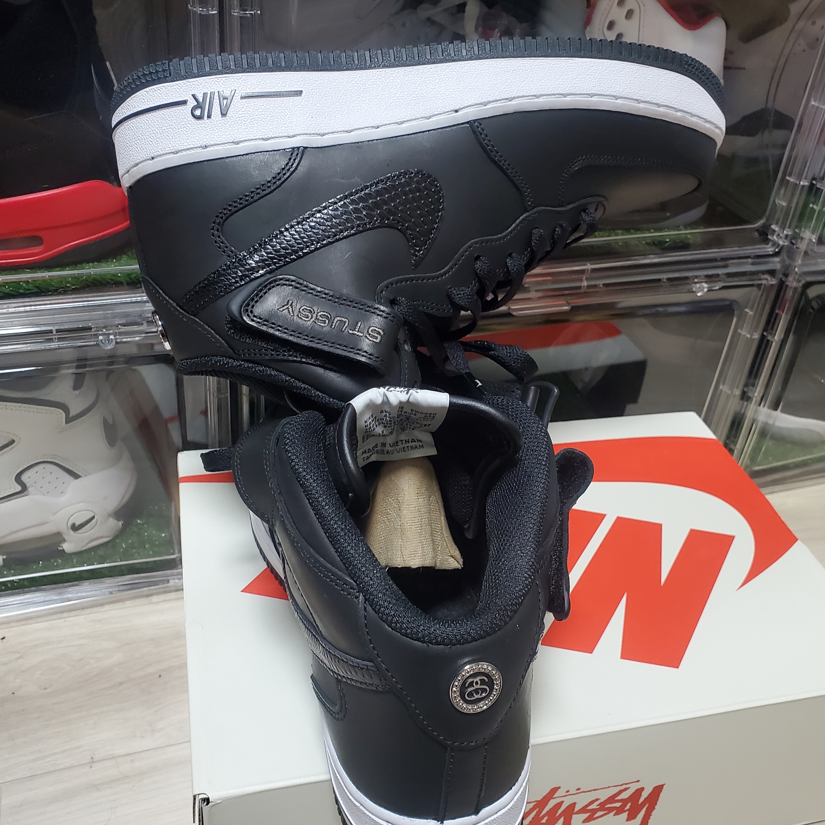 Nike x Stussy Air Force 1 '07 Mid SP Black 착용 스타일 - 2