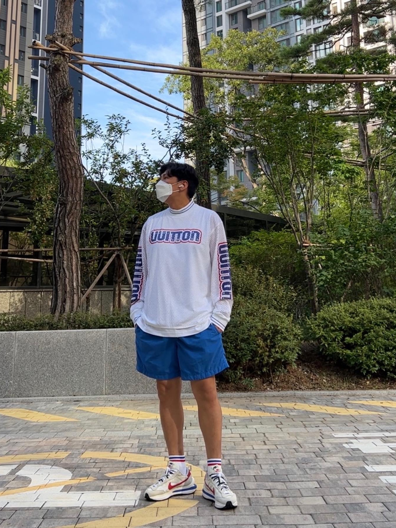 Nike x Sacai VaporWaffle Royal Fuchsia 착용 스타일 - 1