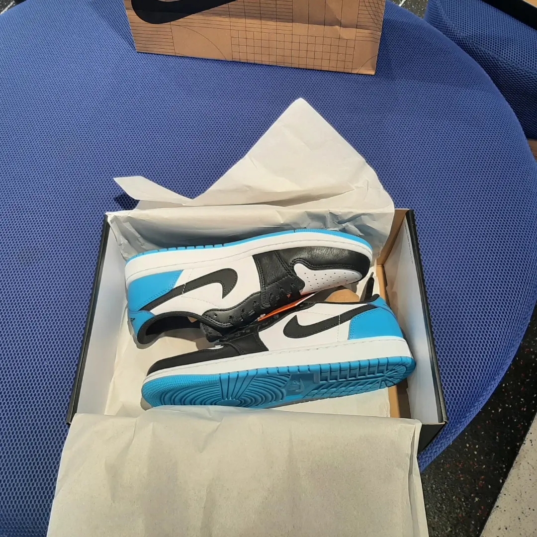 Jordan 1 Retro Low OG Black and Dark Powder Blue 착용 스타일