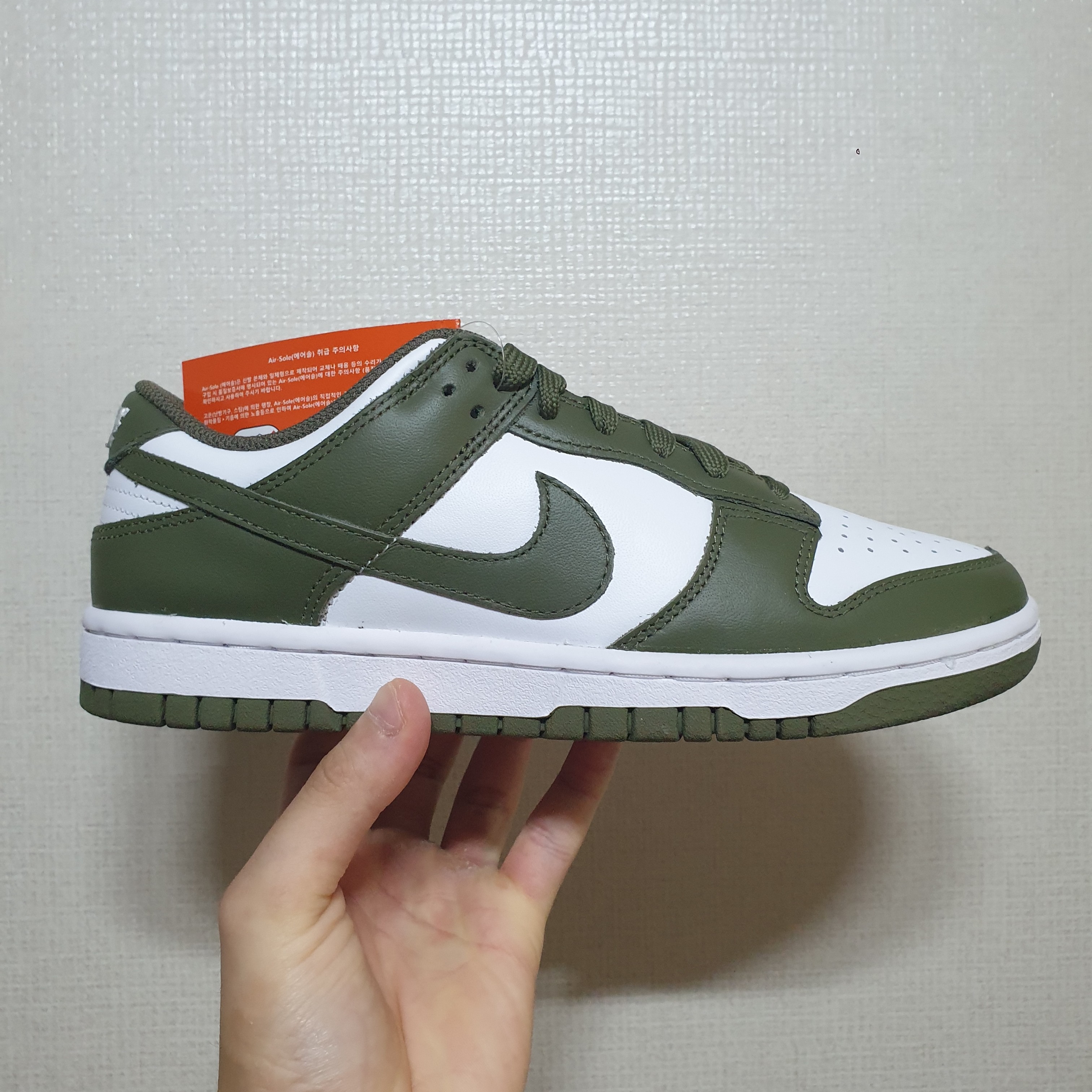 (W) Nike Dunk Low Medium Olive 착용 스타일 - 2