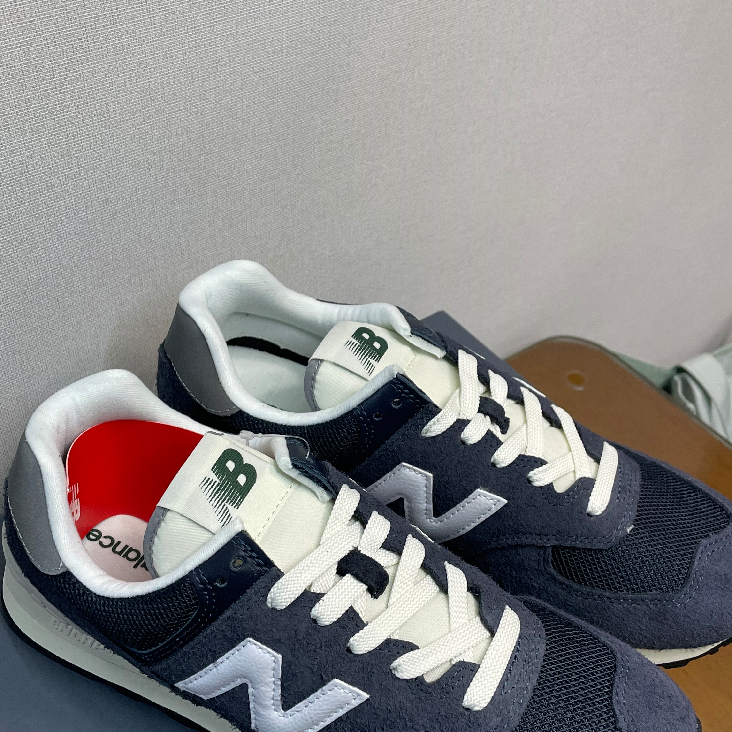 New Balance 574 Heritage Navy 착용 스타일 - 2