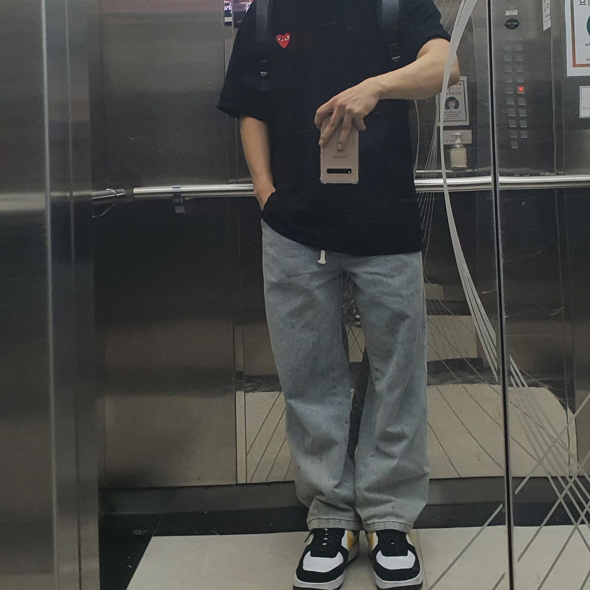 Nike Air Force 1 '07 LV8 Athletic Club Black Dark Sulfur, Play Comme des Garcons Red Heart T-Shirt Black ์ฐฉ์ฉ ์คํ์ผ