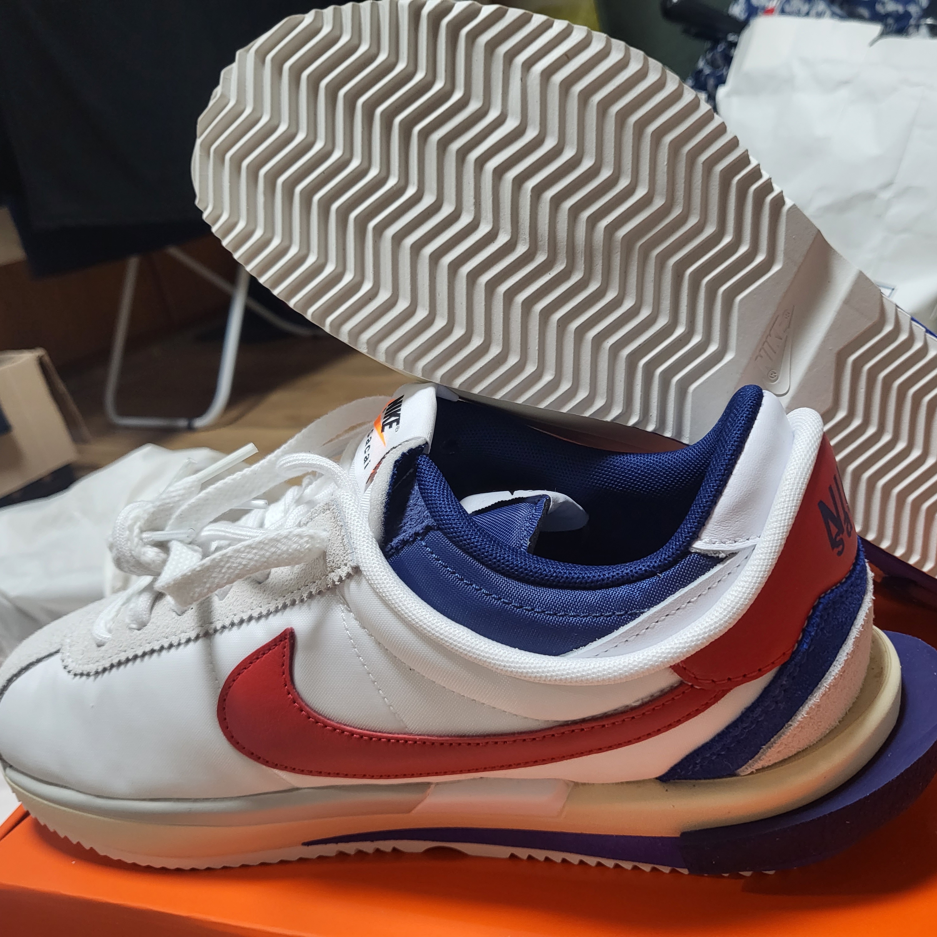 Nike x Sacai Zoom Cortez SP White and University Red 착용 스타일 - 3