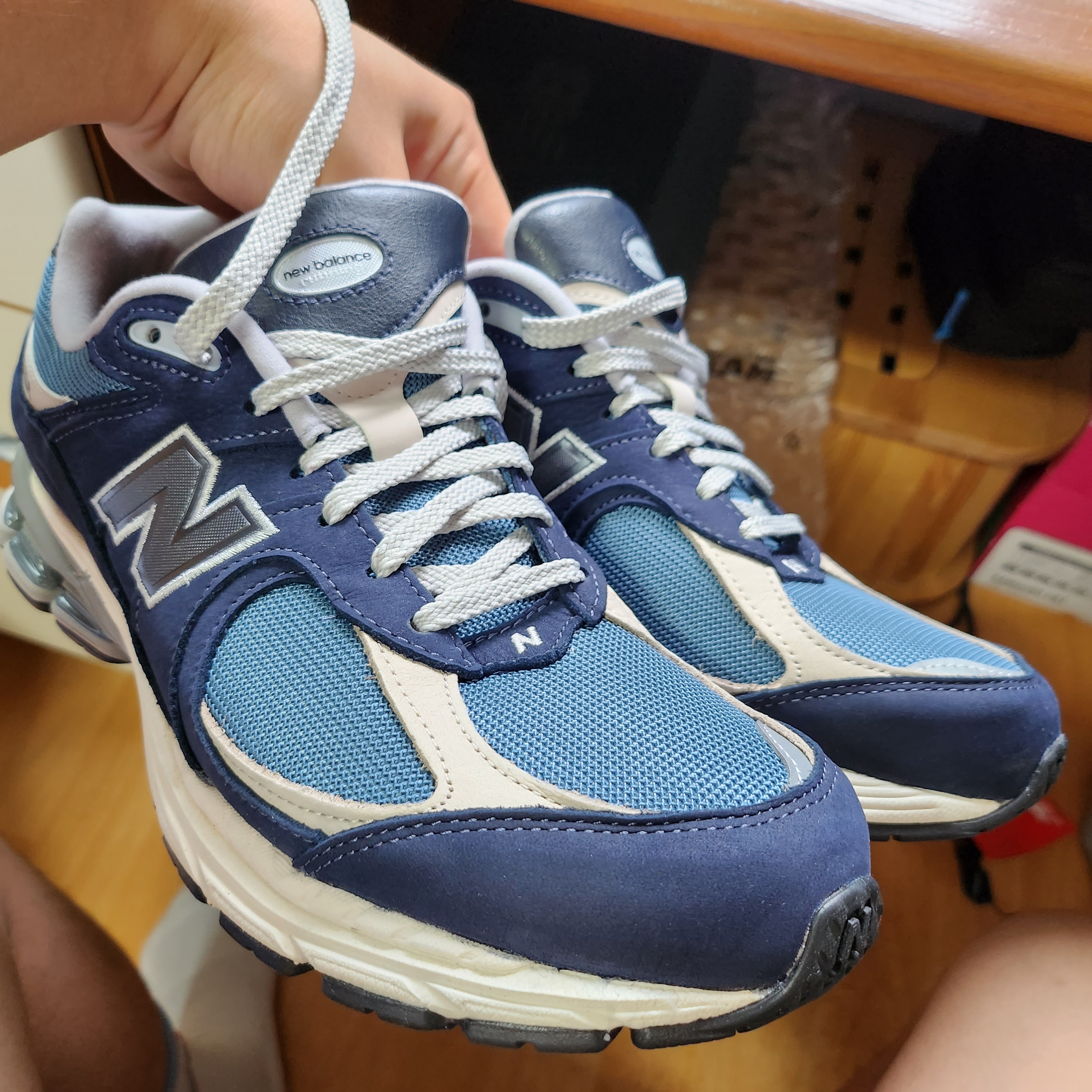 New Balance 2002R Dark Navy 착용 스타일 - 1