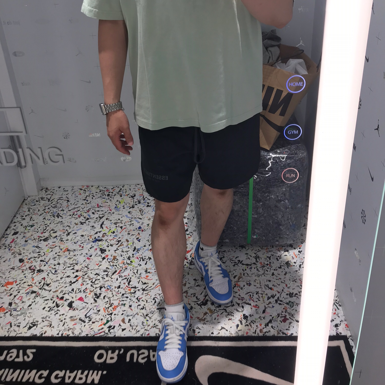 Jordan 1 Low Golf White and University Blue, Essentials Volley Shorts Black - 21SS 착용 스타일
