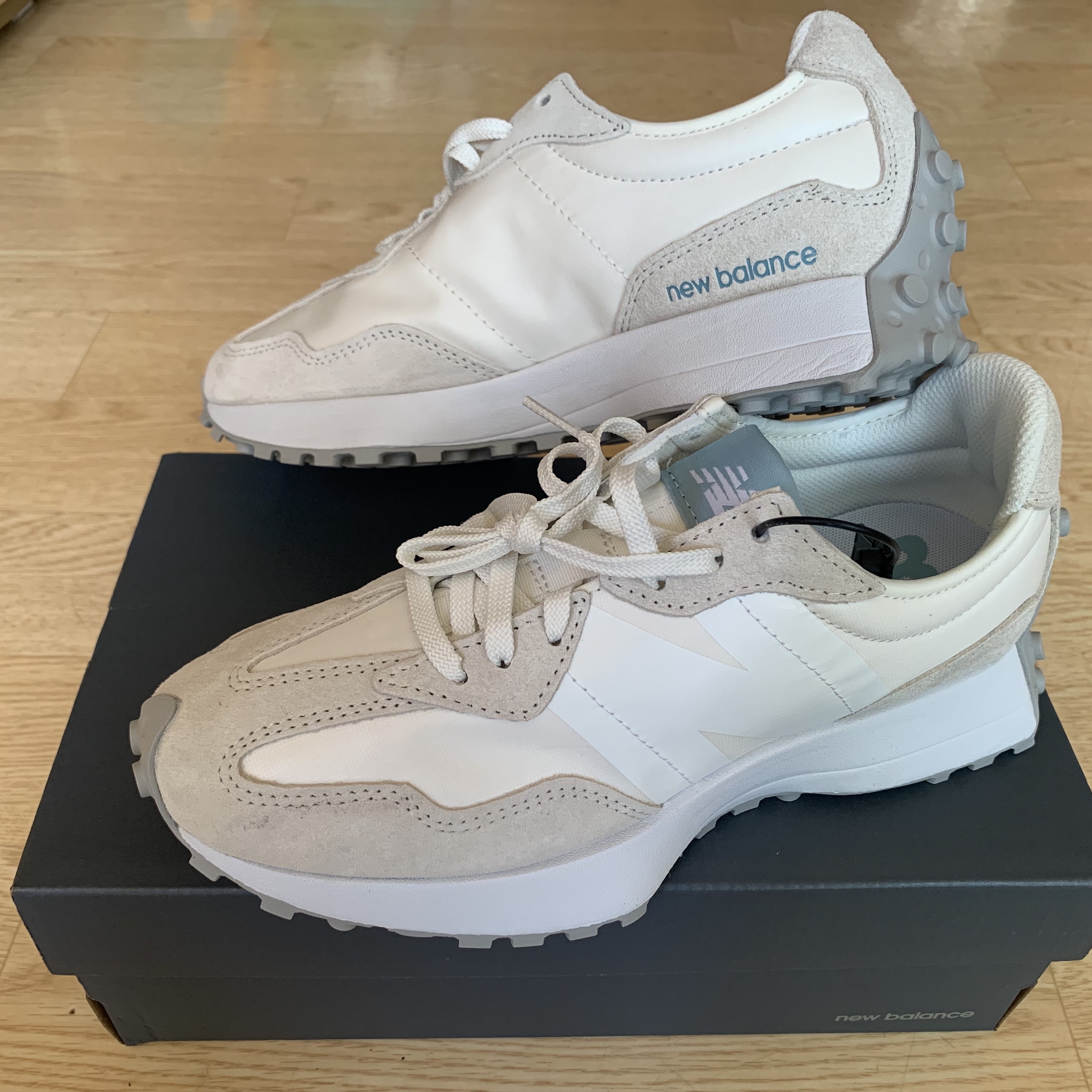 (W) New Balance 327 Sea Salt 착용 스타일 - 2