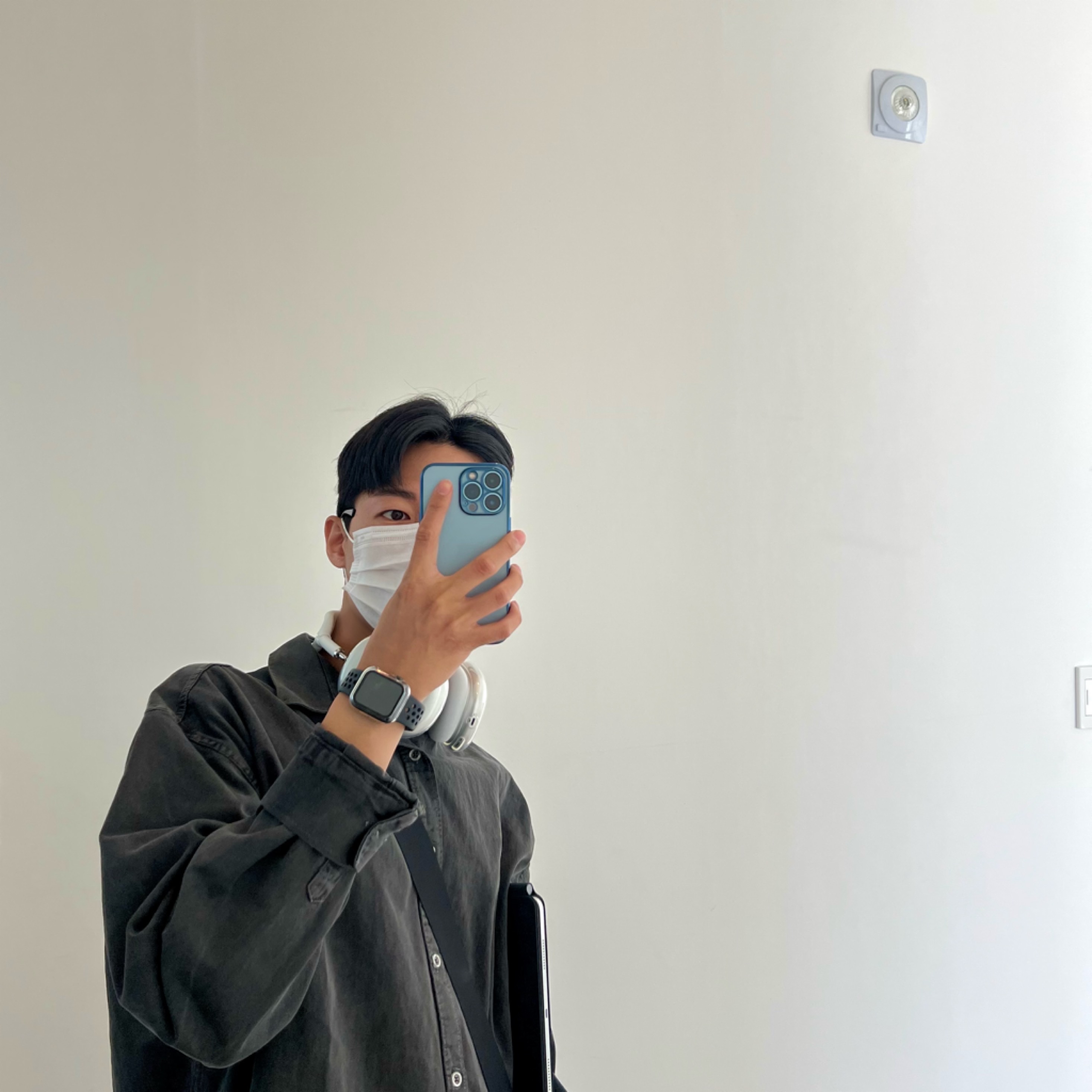 Supreme Small Messenger Bag Black - 22SS, Apple Pencil 2nd Gen 착용 스타일 - 3