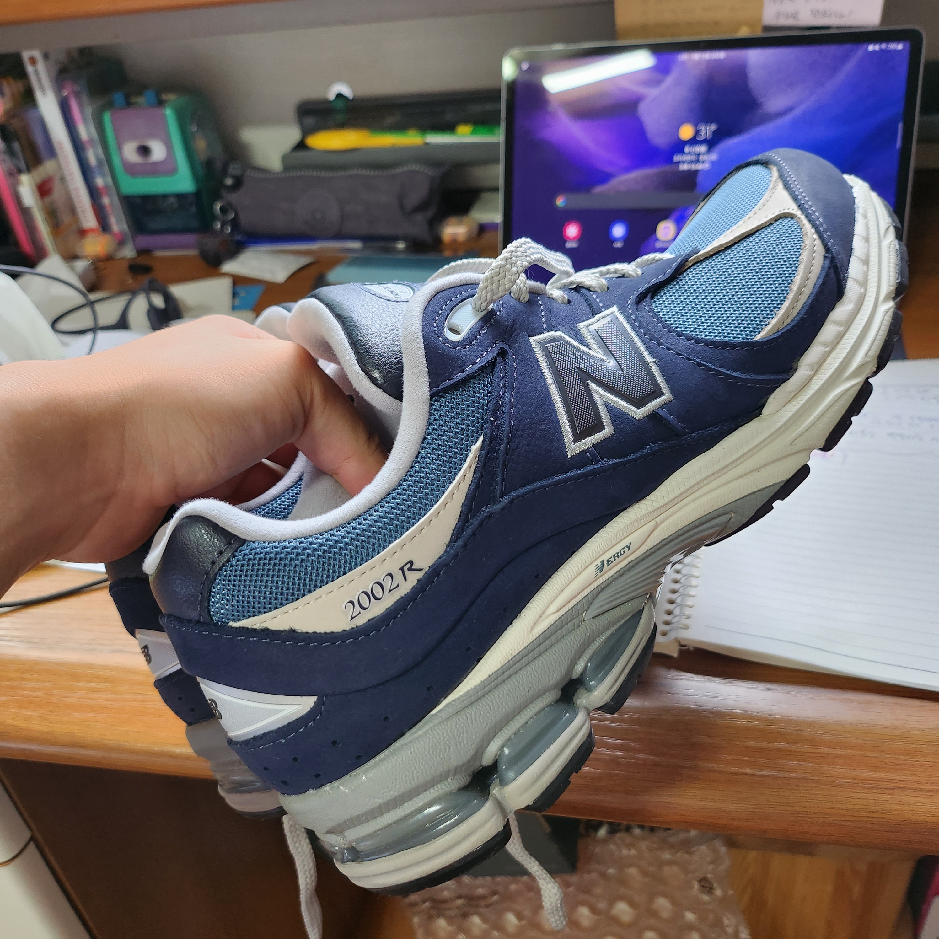 New Balance 2002R Dark Navy 착용 스타일 - 2