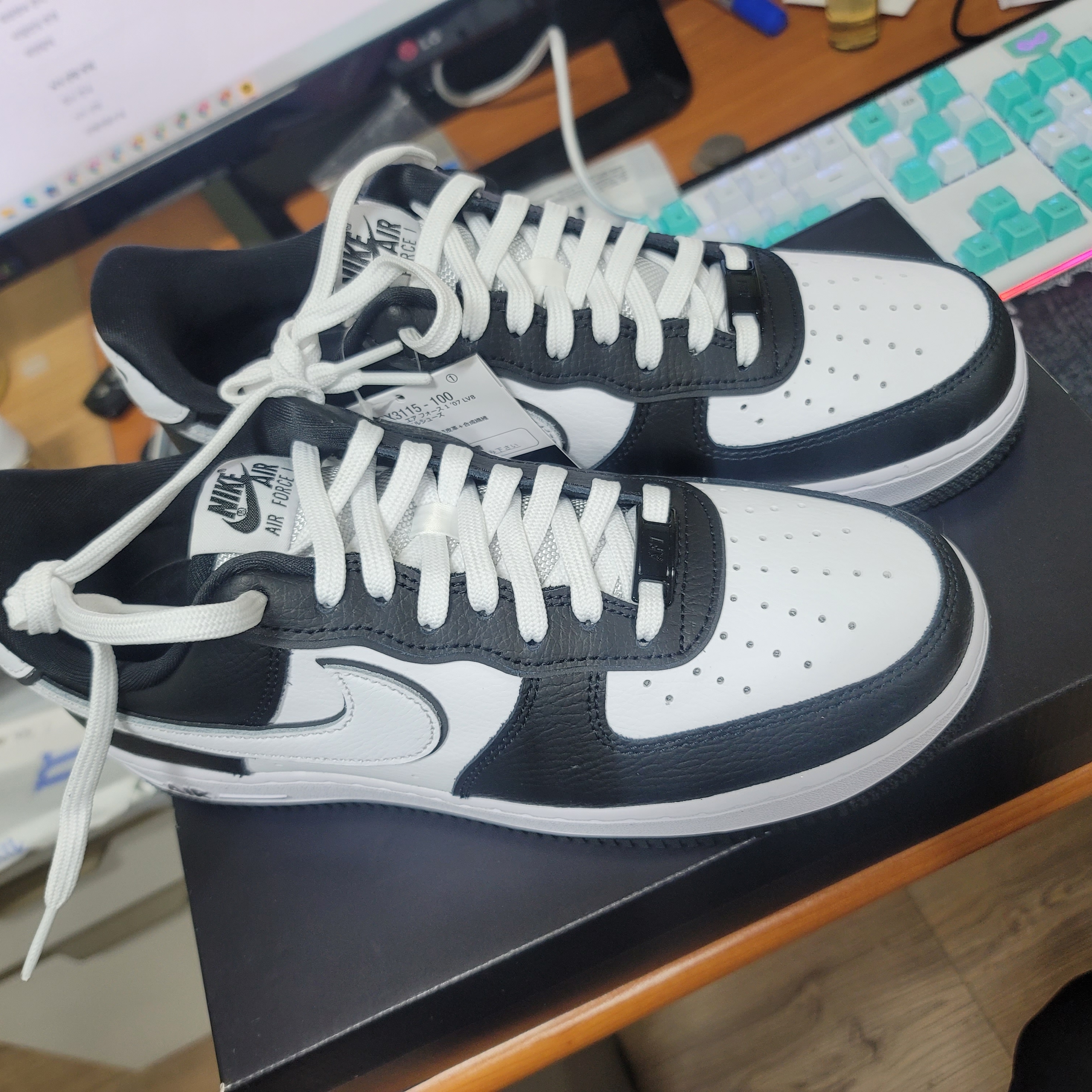 Nike Air Force 1 '07 LV8 White Black 착용 스타일 - 1