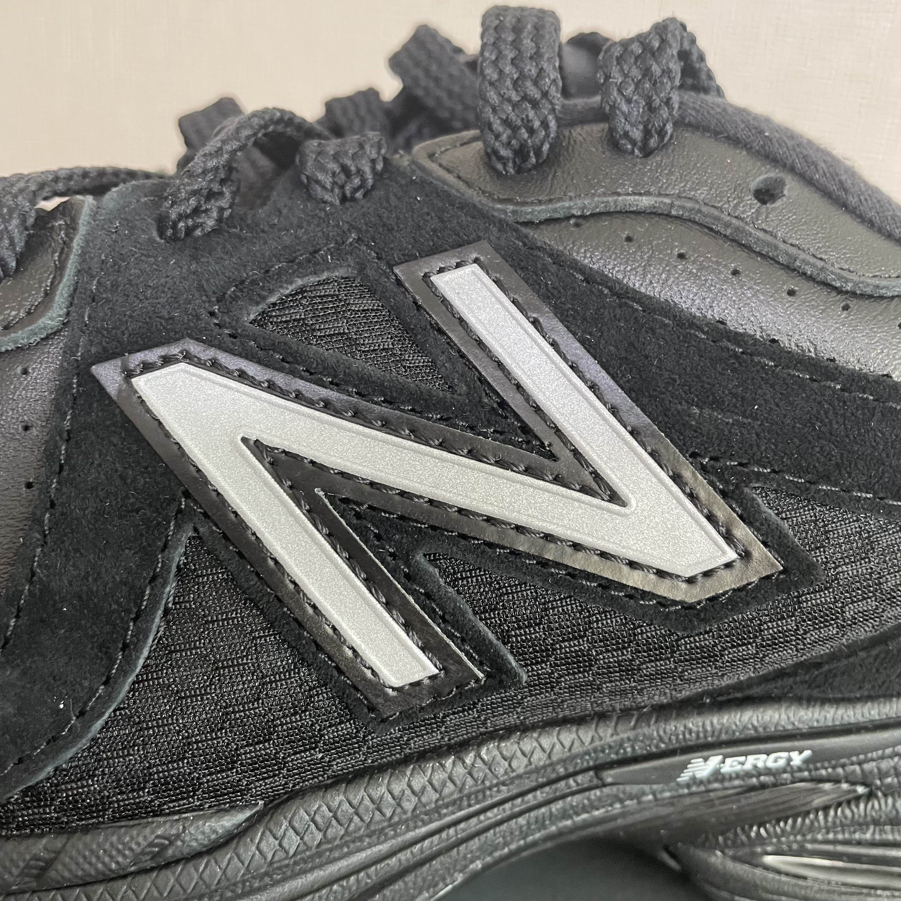New Balance x Thisisneverthat 860v2 Black 착용 스타일 - 4