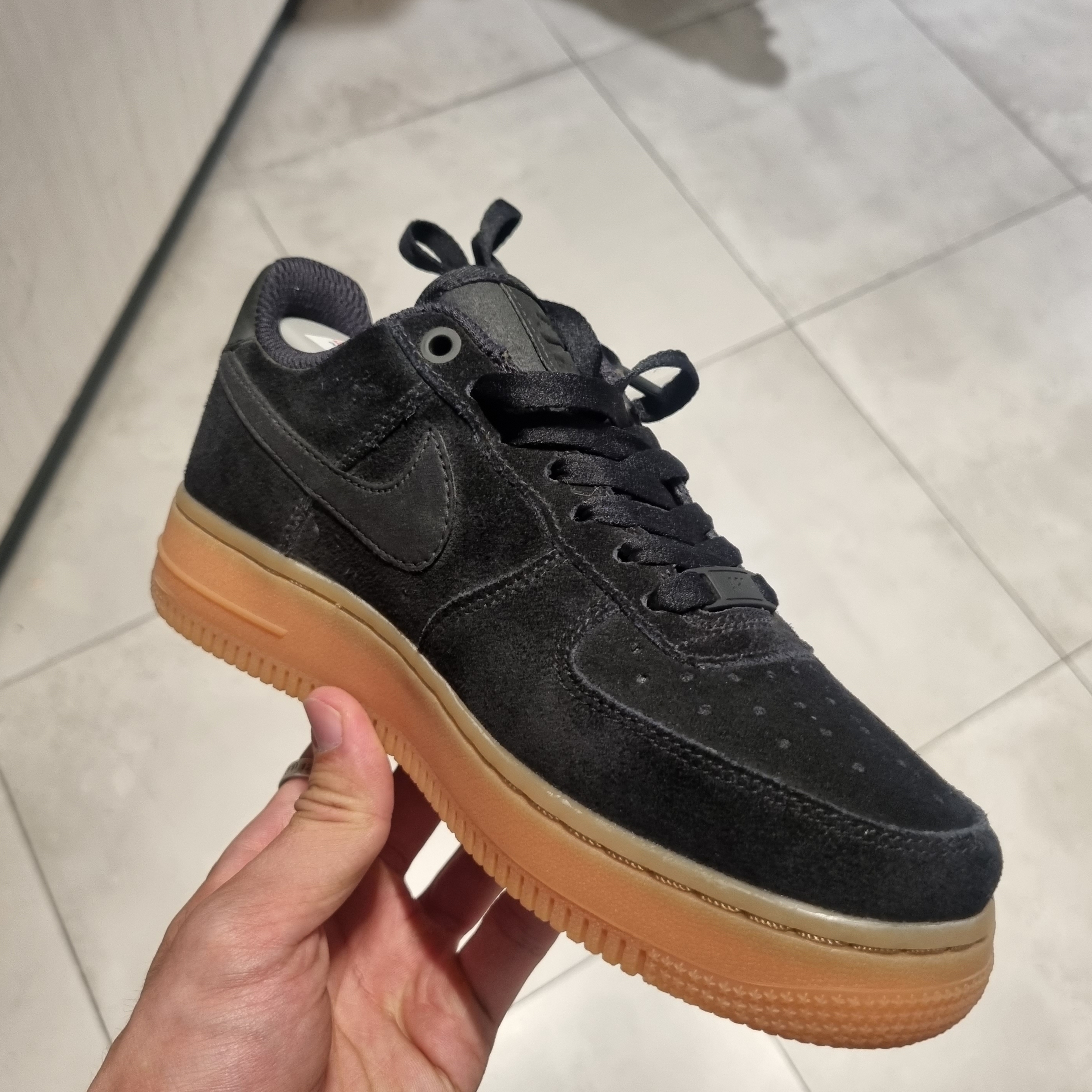 (W) Nike Air Force 1 '07 Low SE Black Gum 착용 스타일