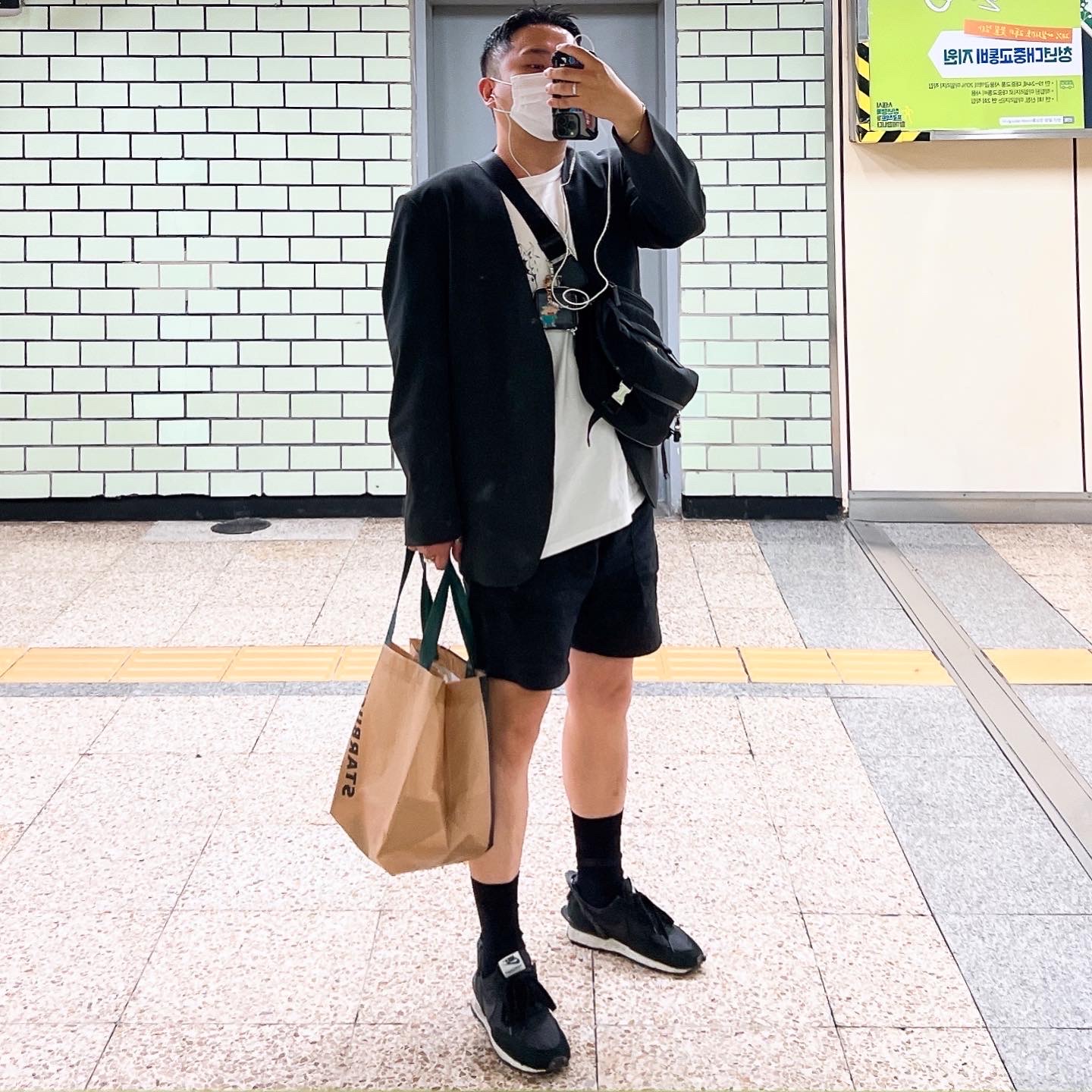 (W) Nike x Undercover Daybreak Black Sail, Prada Re-Nylon and Saffiano Leather Shoulder Bag Black 착용 스타일