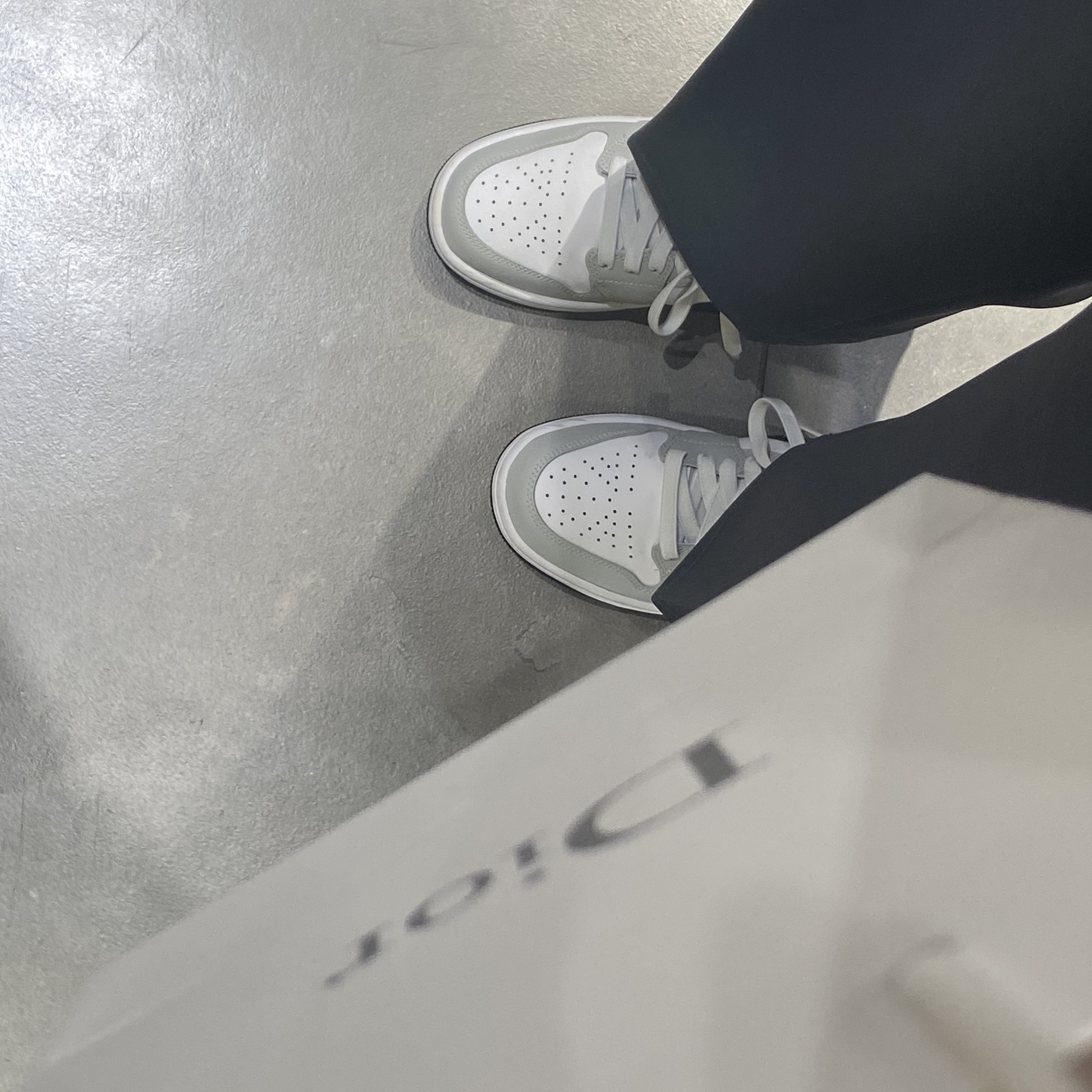 (W) Jordan 1 Mid Grey Fog 착용 스타일 - 1
