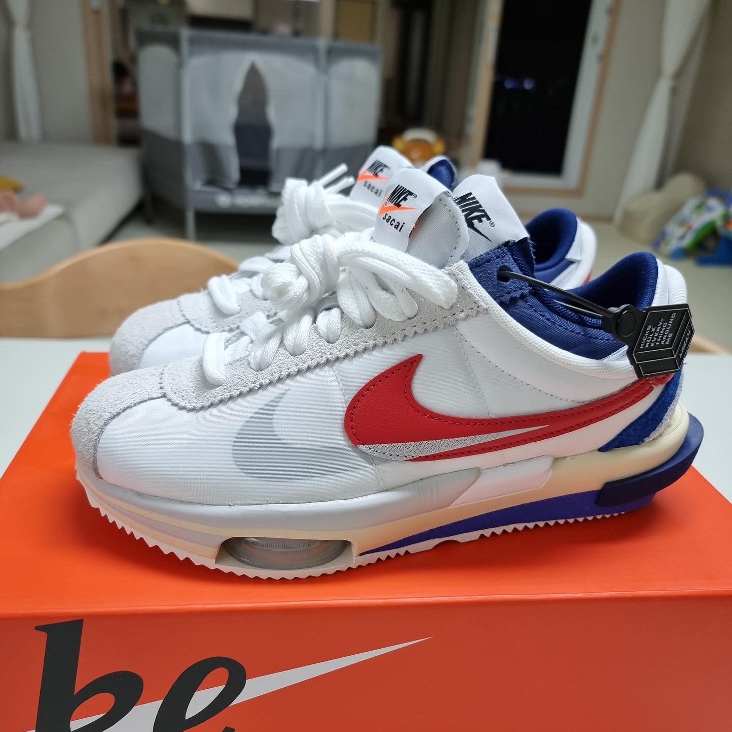 Nike x Sacai Zoom Cortez SP White and University Red 착용 스타일 - 3