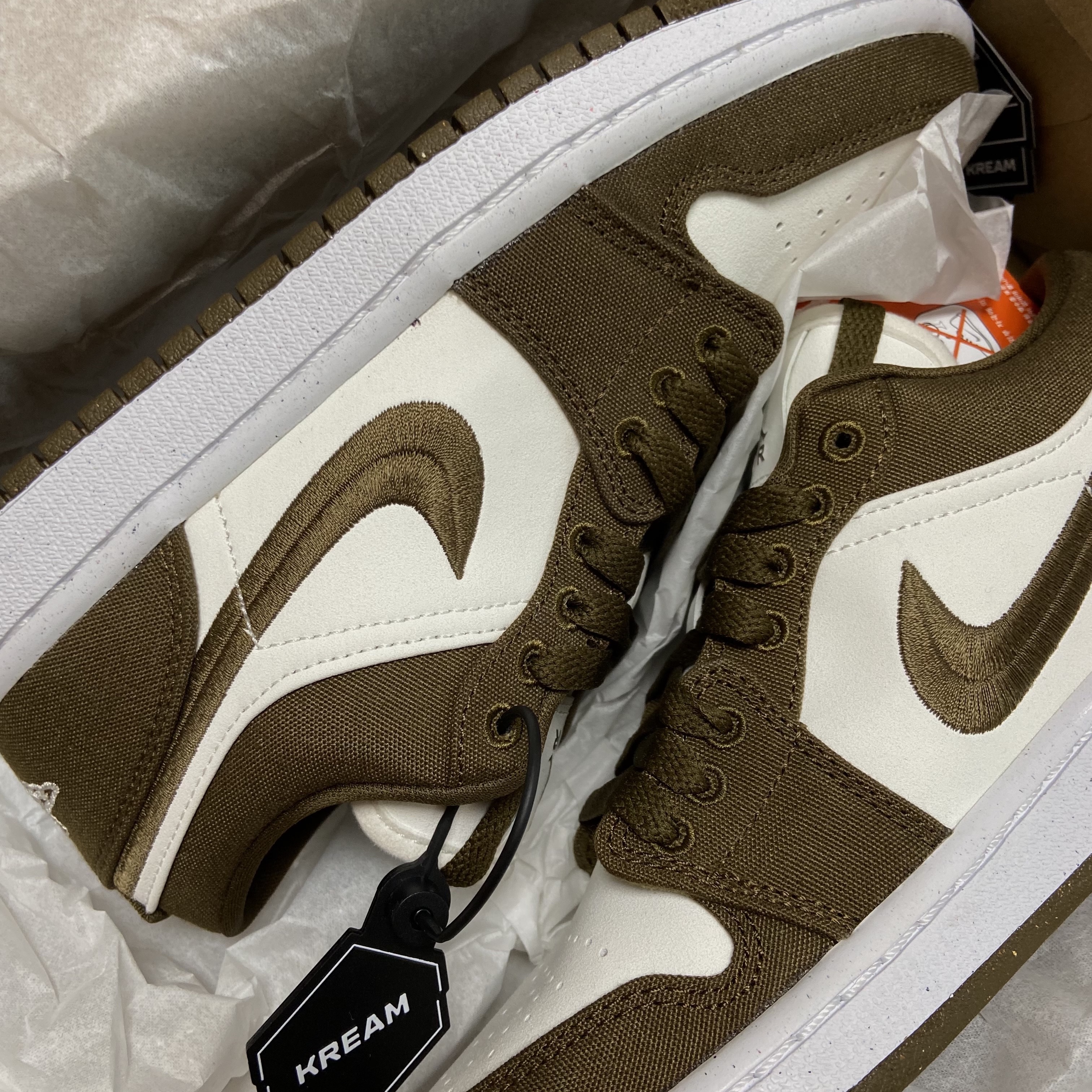 (W) Jordan 1 Low SE Light Olive 착용 스타일 - 1