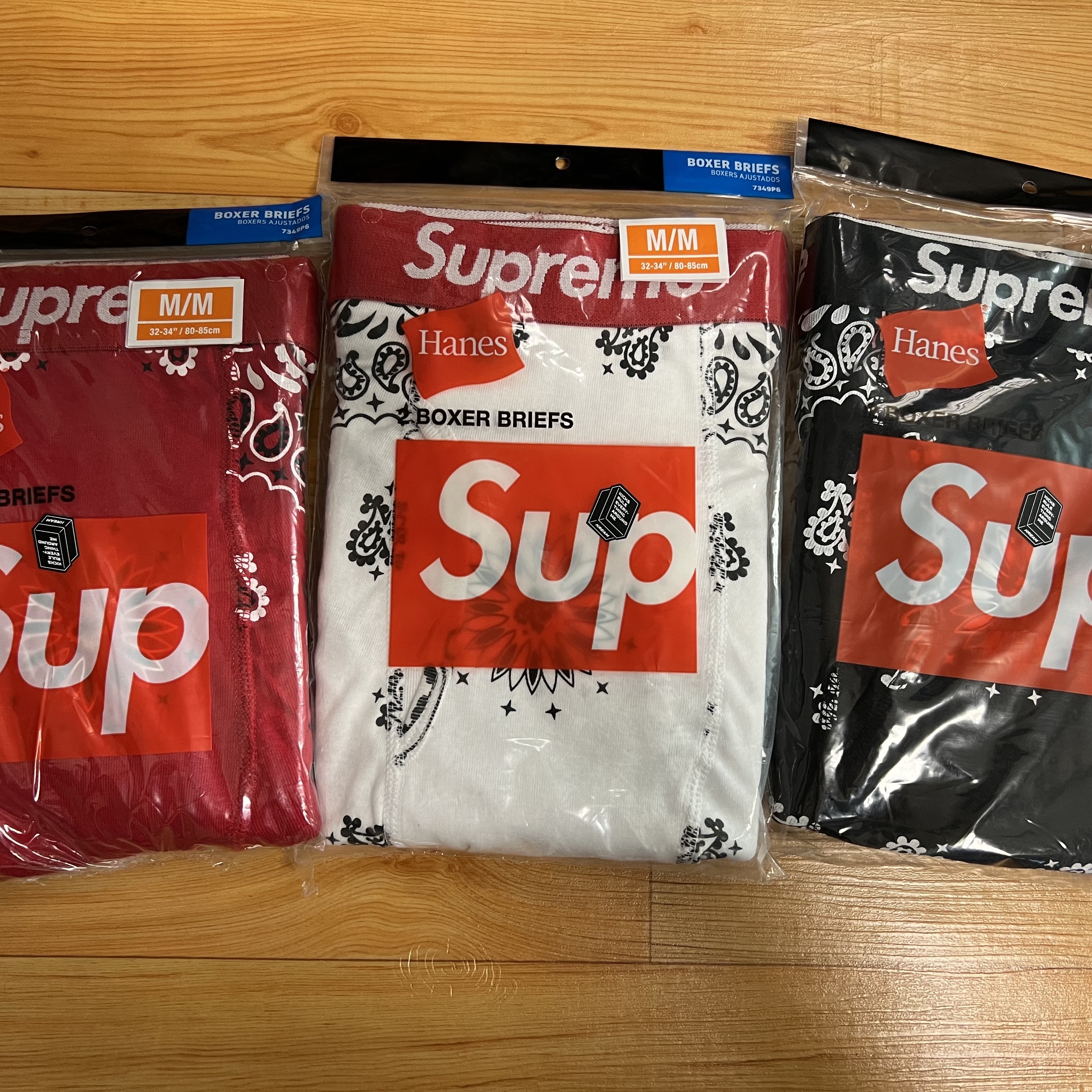 Supreme Hanes Bandana Boxer Briefs Black (2 Pack), Supreme Hanes Bandana Boxer Briefs White (2 Pack) 착용 스타일 - 1