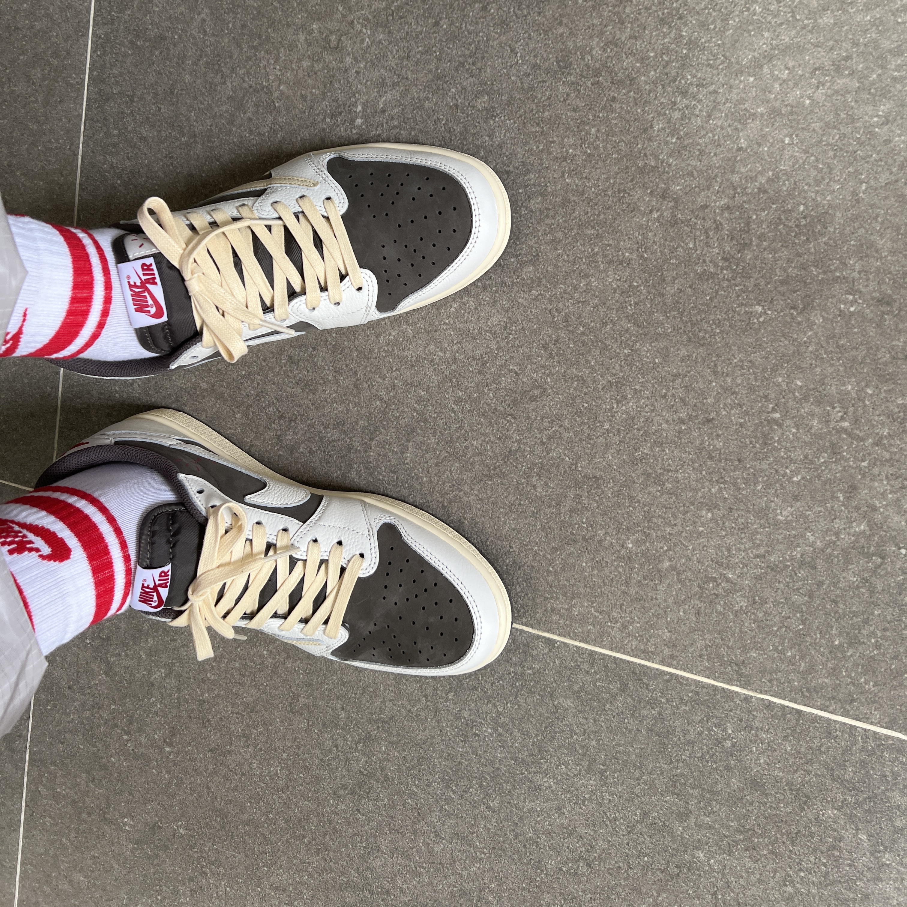 Jordan 1 x Travis Scott Retro Low OG SP Sail and Ridgerock μ°©μ© μ€νμΌ