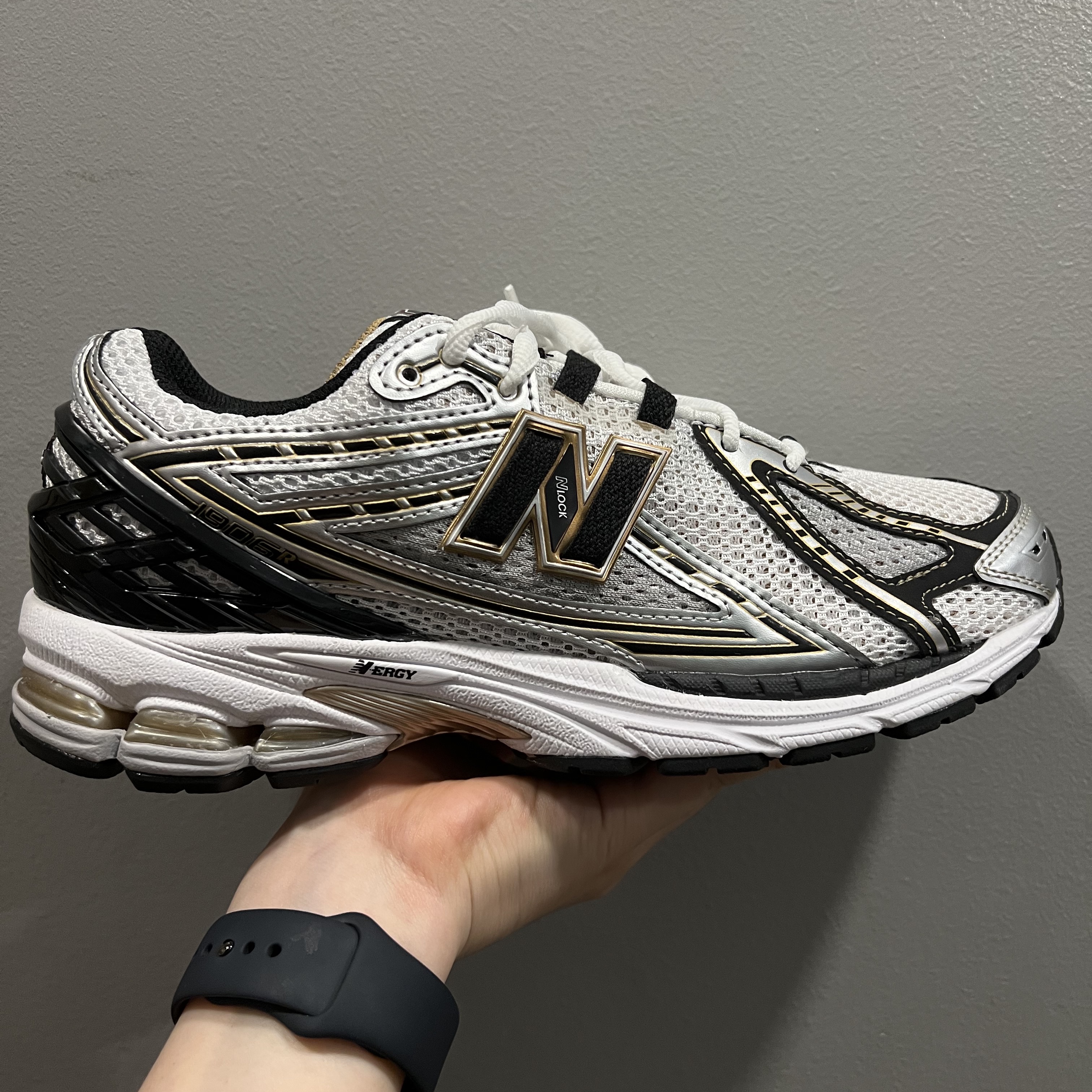 New Balance 1906R White Gold 착용 스타일