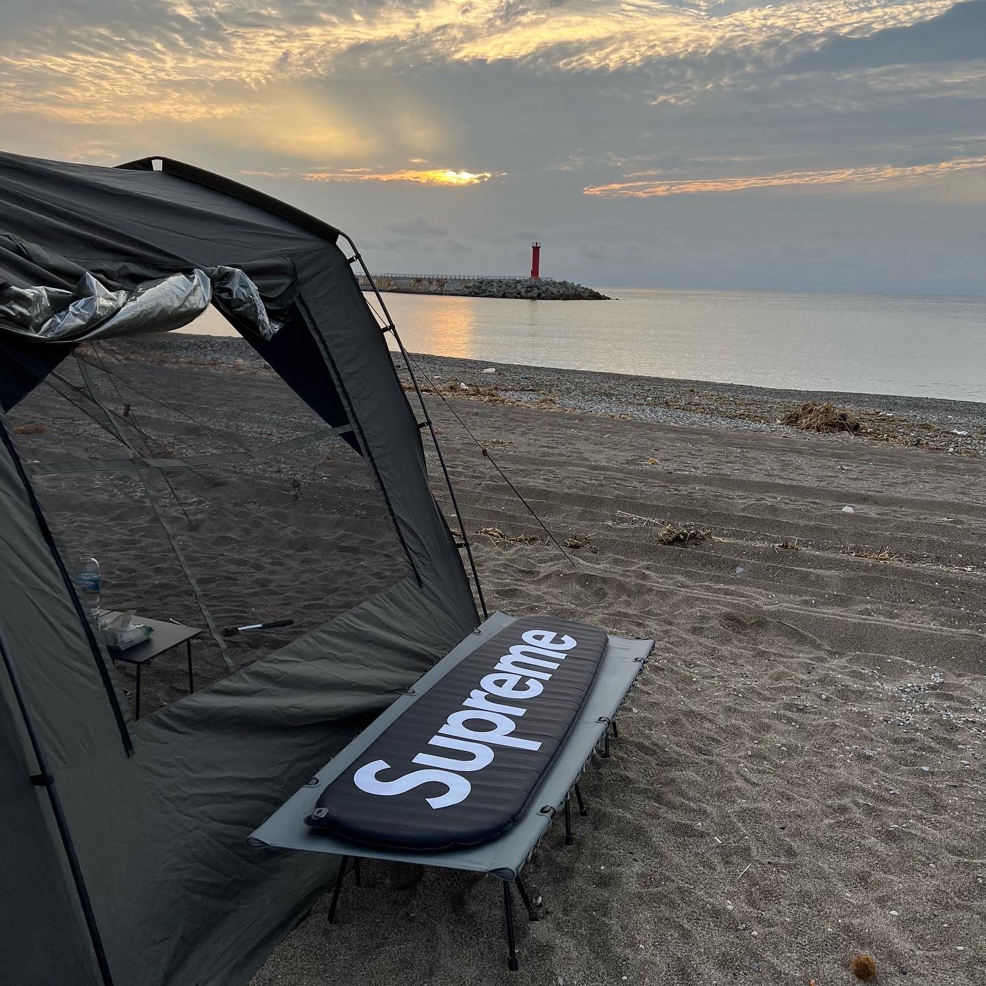 Supreme x Sea to Summit Self Inflating Sleeping Mat Black - 21SS, Helinox Tactical Cot Convertible Foliage Green (Without Legs) 착용 스타일
