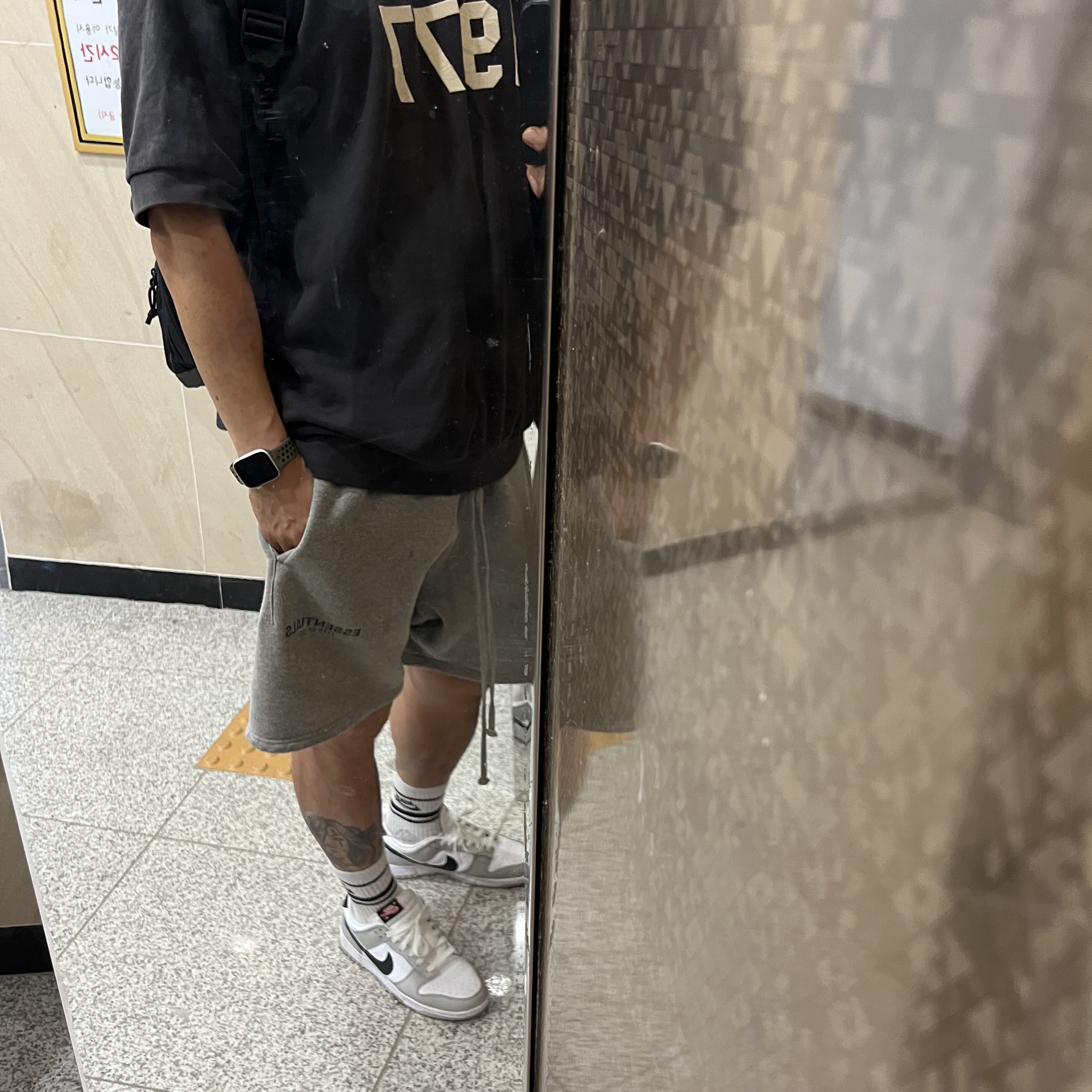 Essentials The Core Collection Sweatshorts Dark Oatmeal, Essentials 1977 T-Shirt Iron - 22SS 착용 스타일