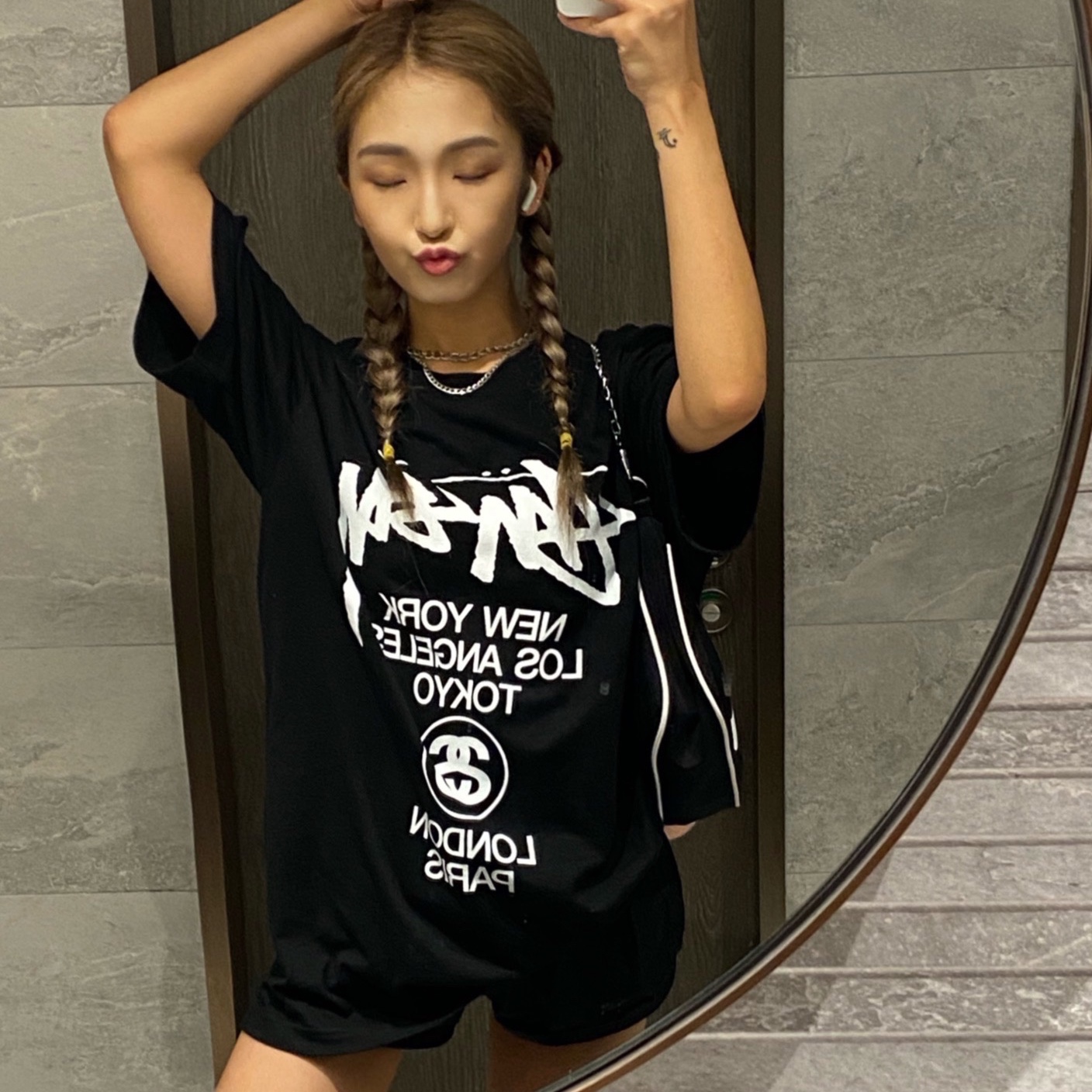 Stussy World Tour T-Shirt Black, Stussy World Tour T-Shirt White 착용 스타일 - 2