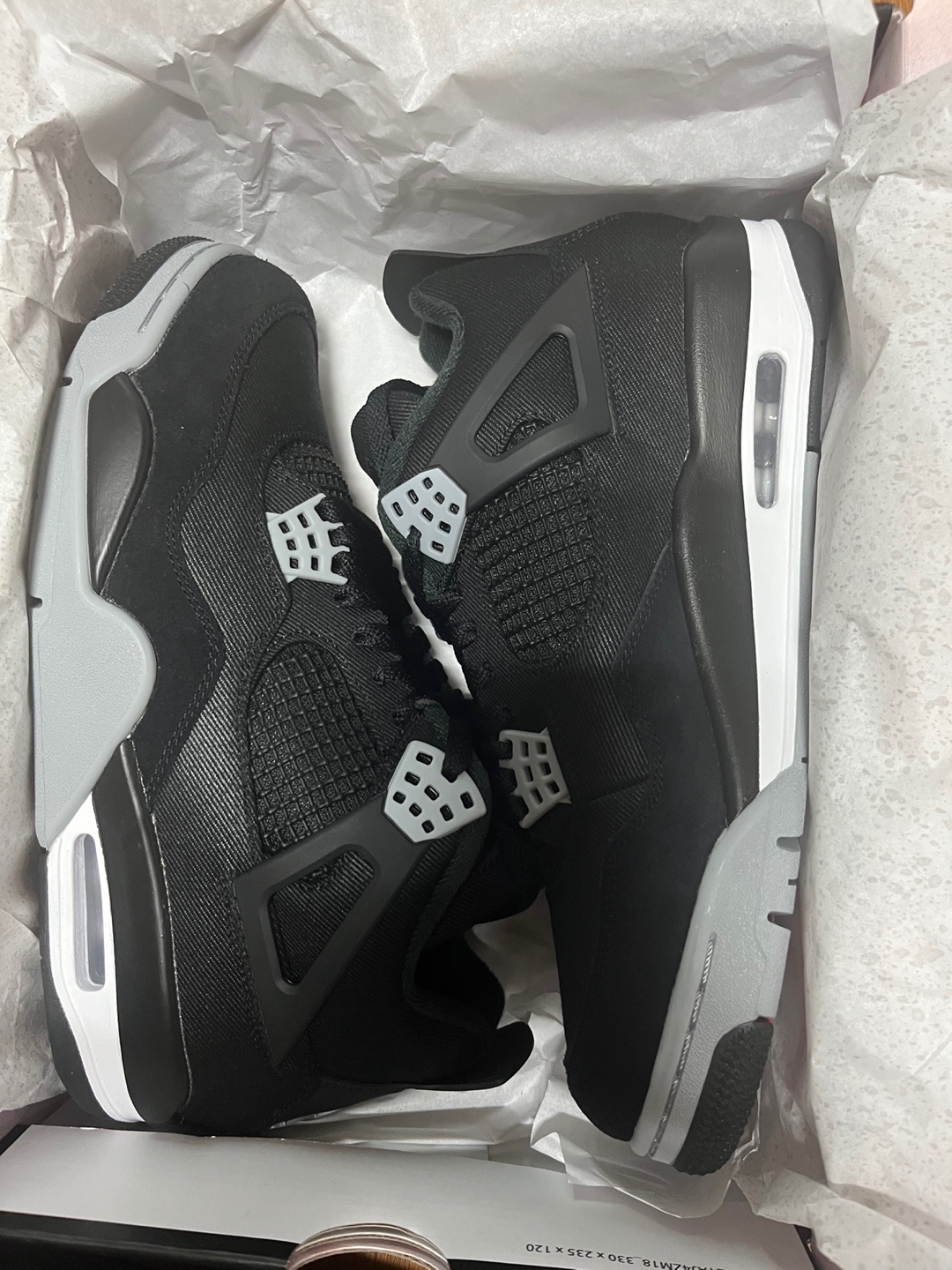 Jordan 4 Retro SE Black and Light Steel 착용 스타일