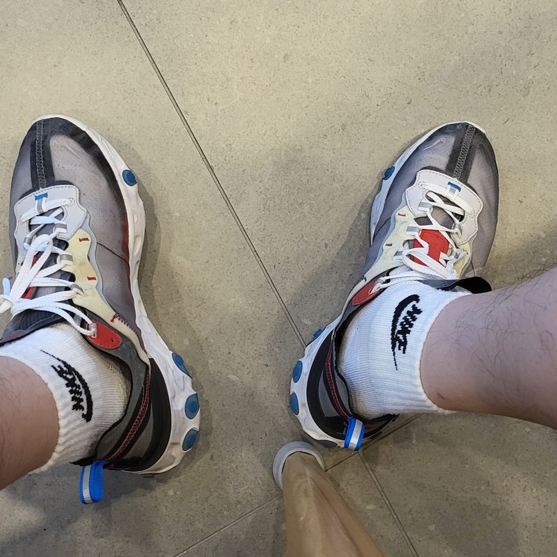 Nike React Element 87 Dark Grey Photo Blue 착용 스타일 - 1