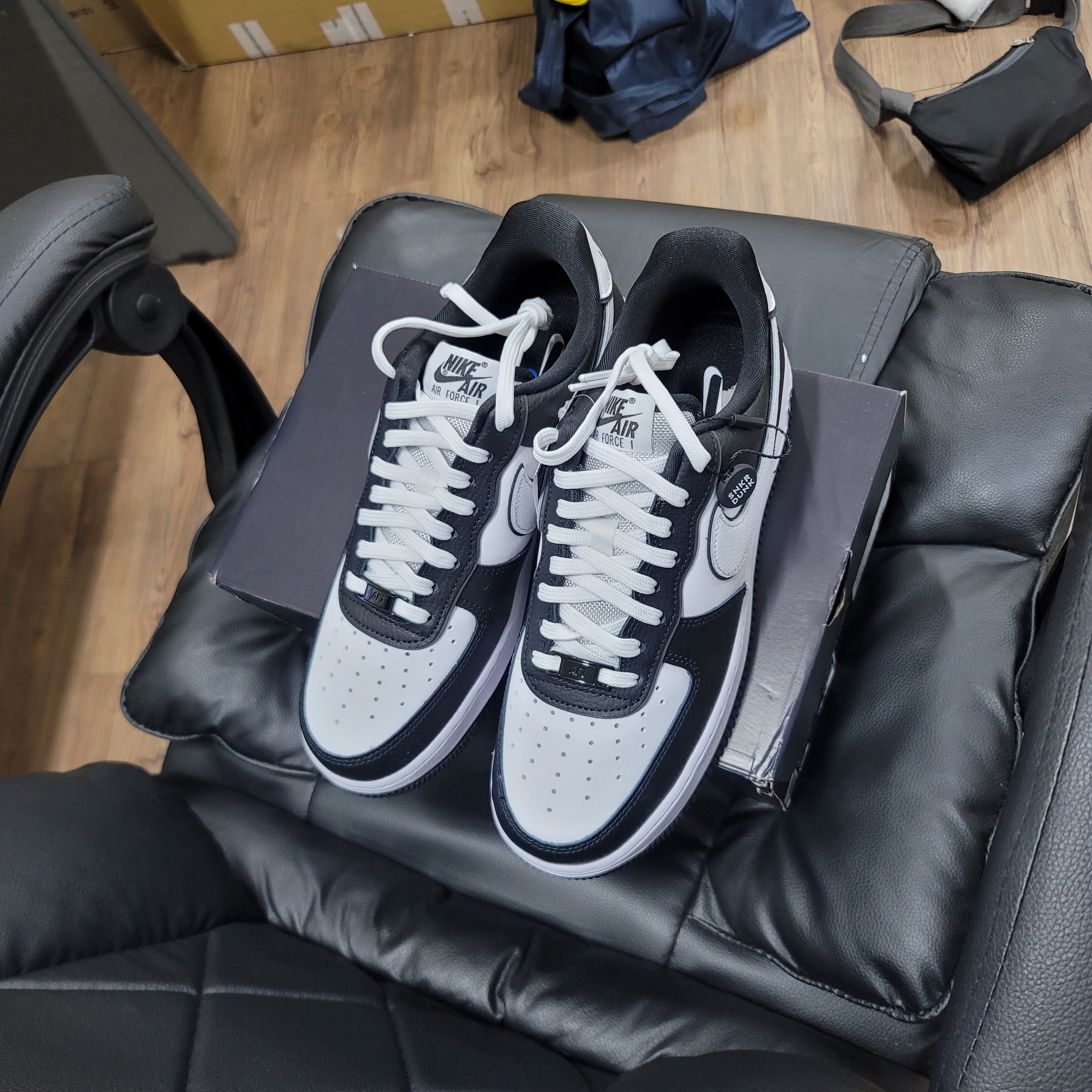 Nike Air Force 1 '07 LV8 White Black 착용 스타일 - 4