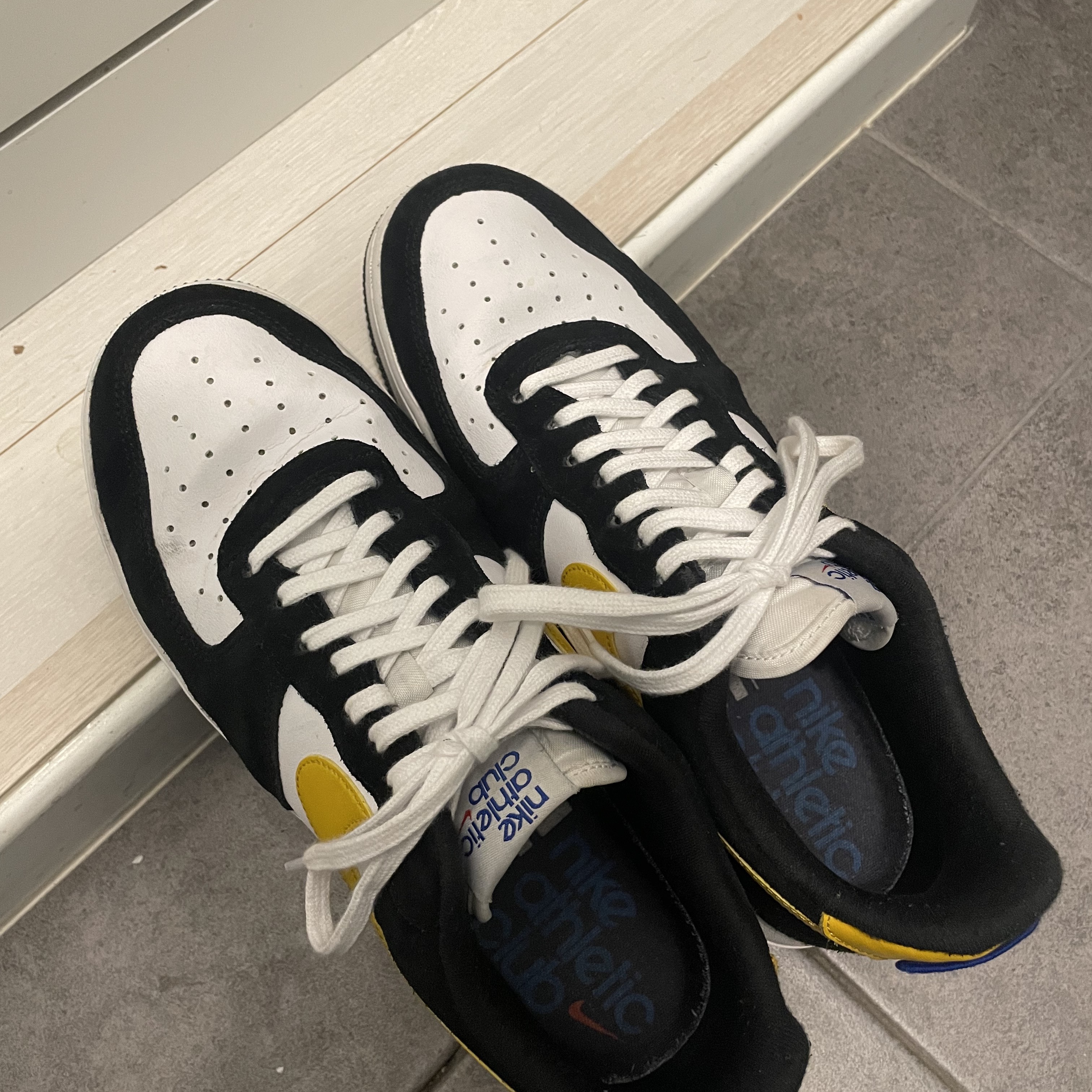 Nike Air Force 1 '07 LV8 Athletic Club Black Dark Sulfur 착용 스타일 - 1