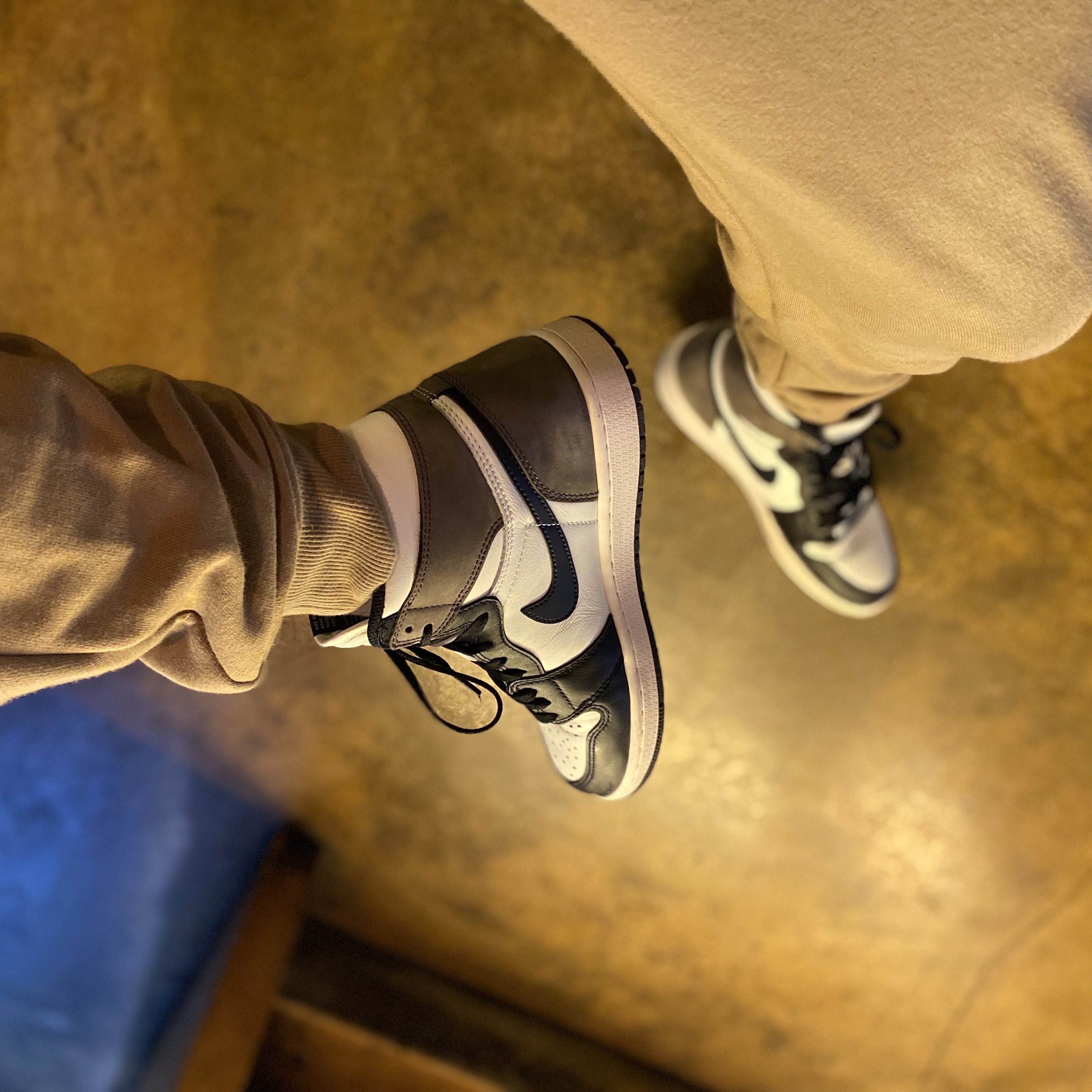 Jordan 1 Retro High OG Black Mocha 착용 스타일 - 2