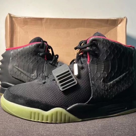 Nike Air Yeezy 2 Solar Red 착용 스타일