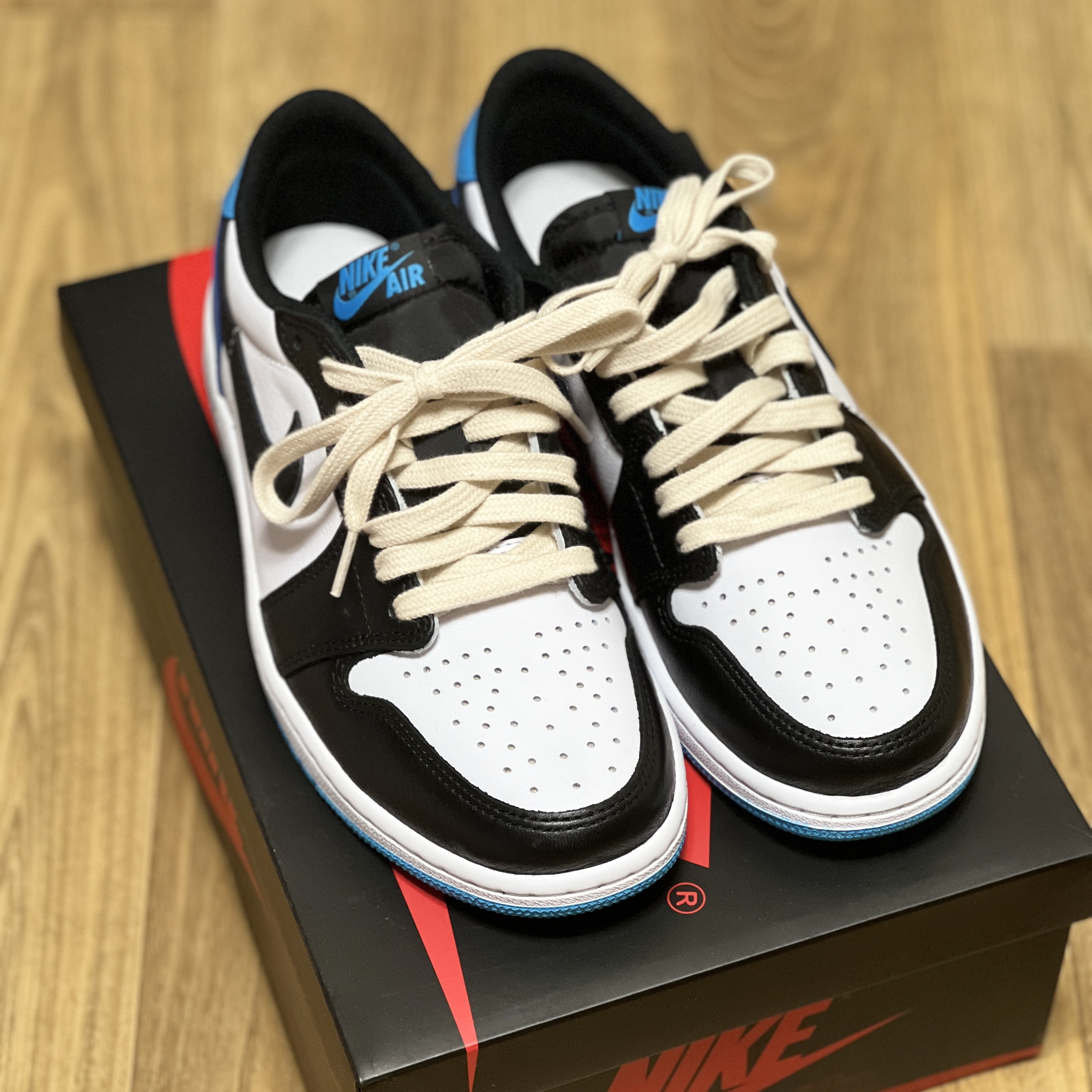 Jordan 1 Retro Low OG Black and Dark Powder Blue 착용 스타일 - 1
