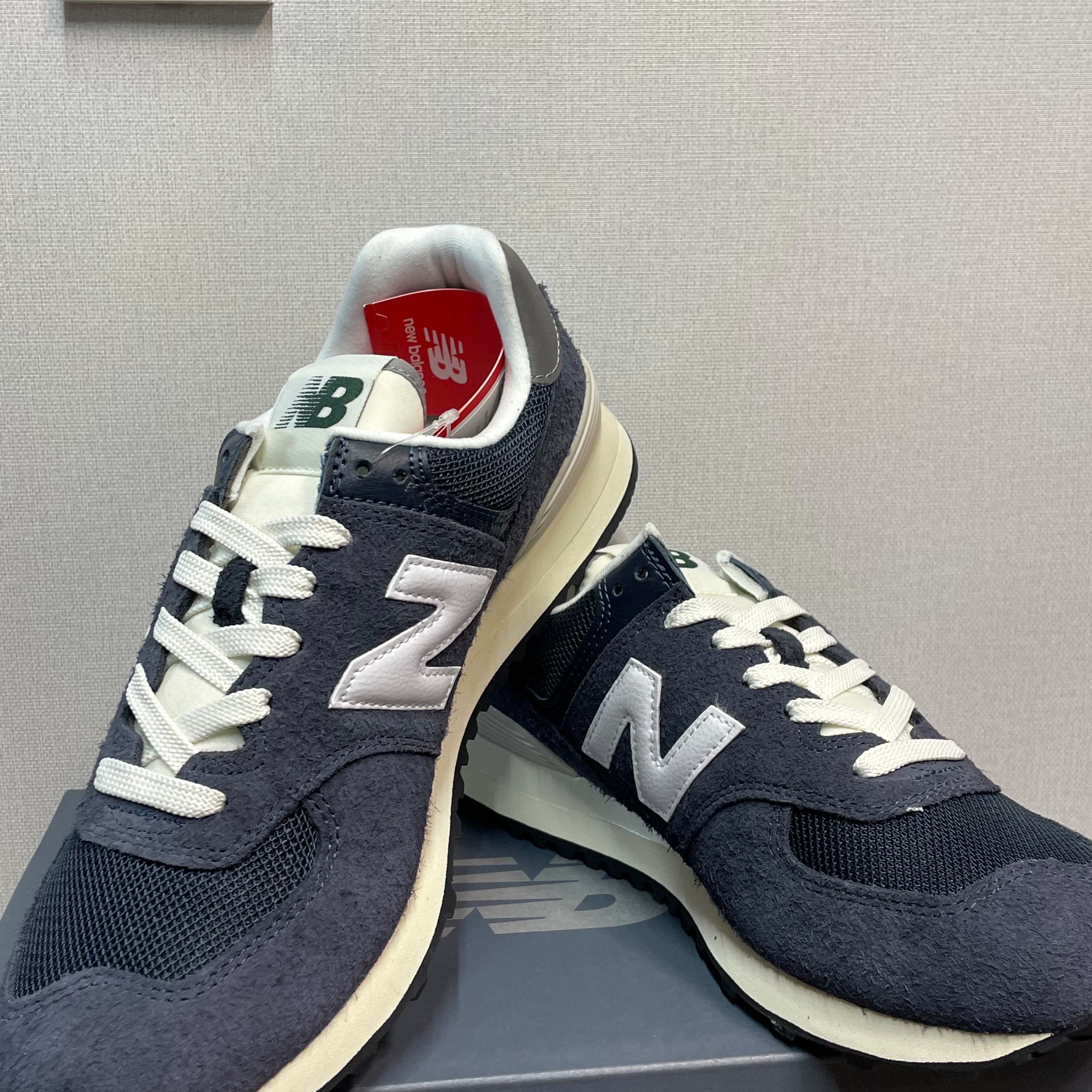 New Balance 574 Heritage Navy 착용 스타일 - 1