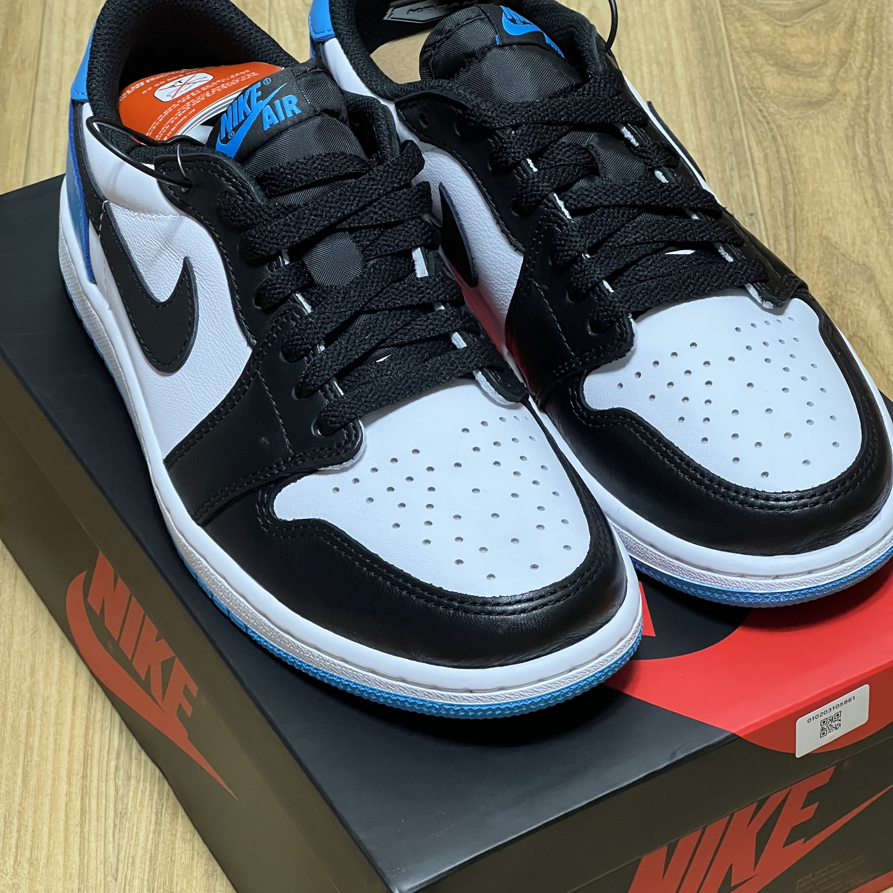 Jordan 1 Retro Low OG Black and Dark Powder Blue 착용 스타일 - 2