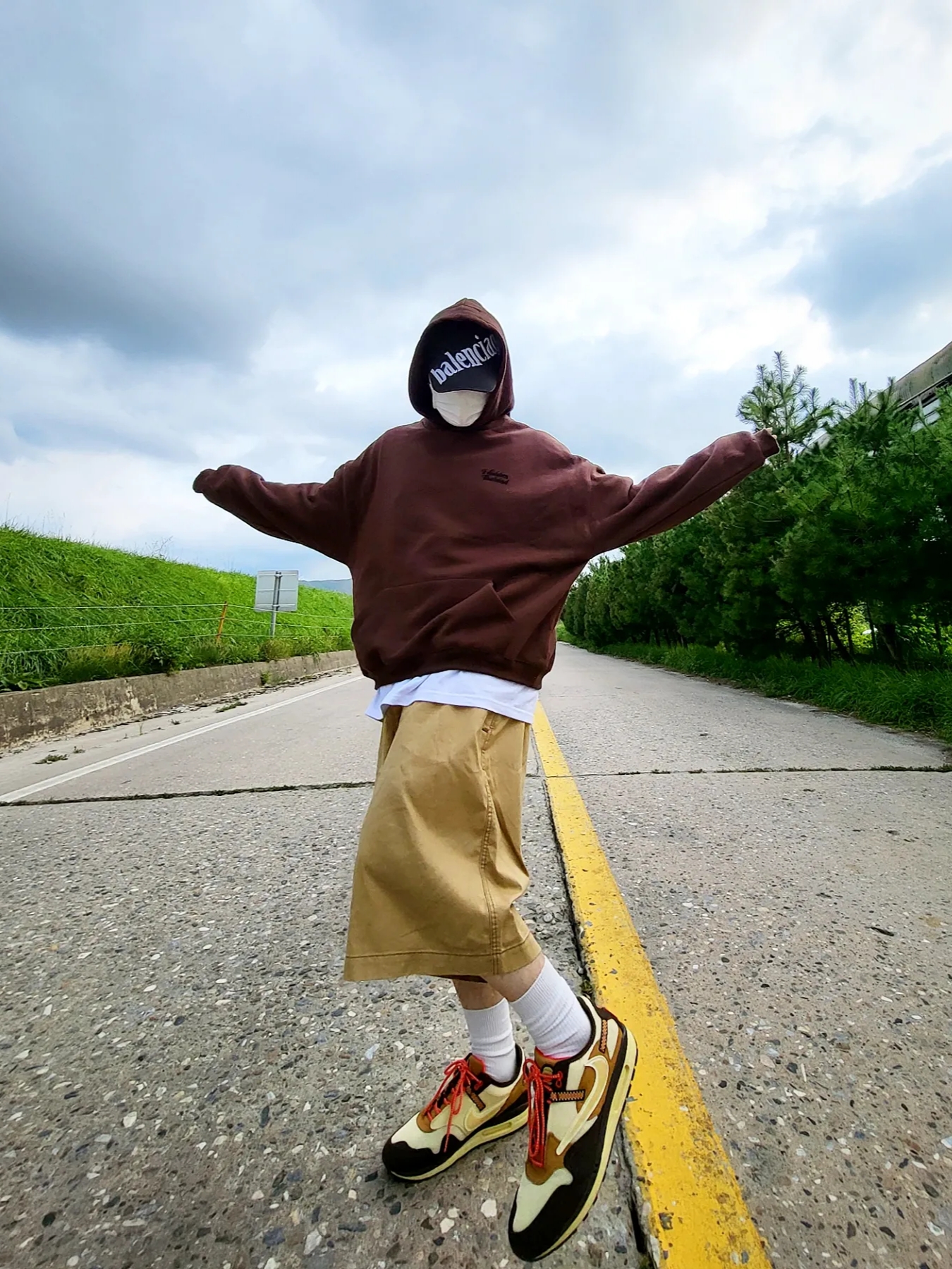 Nike x Travis Scott Air Max 1 Cact.us Brown 착용 스타일 - 2