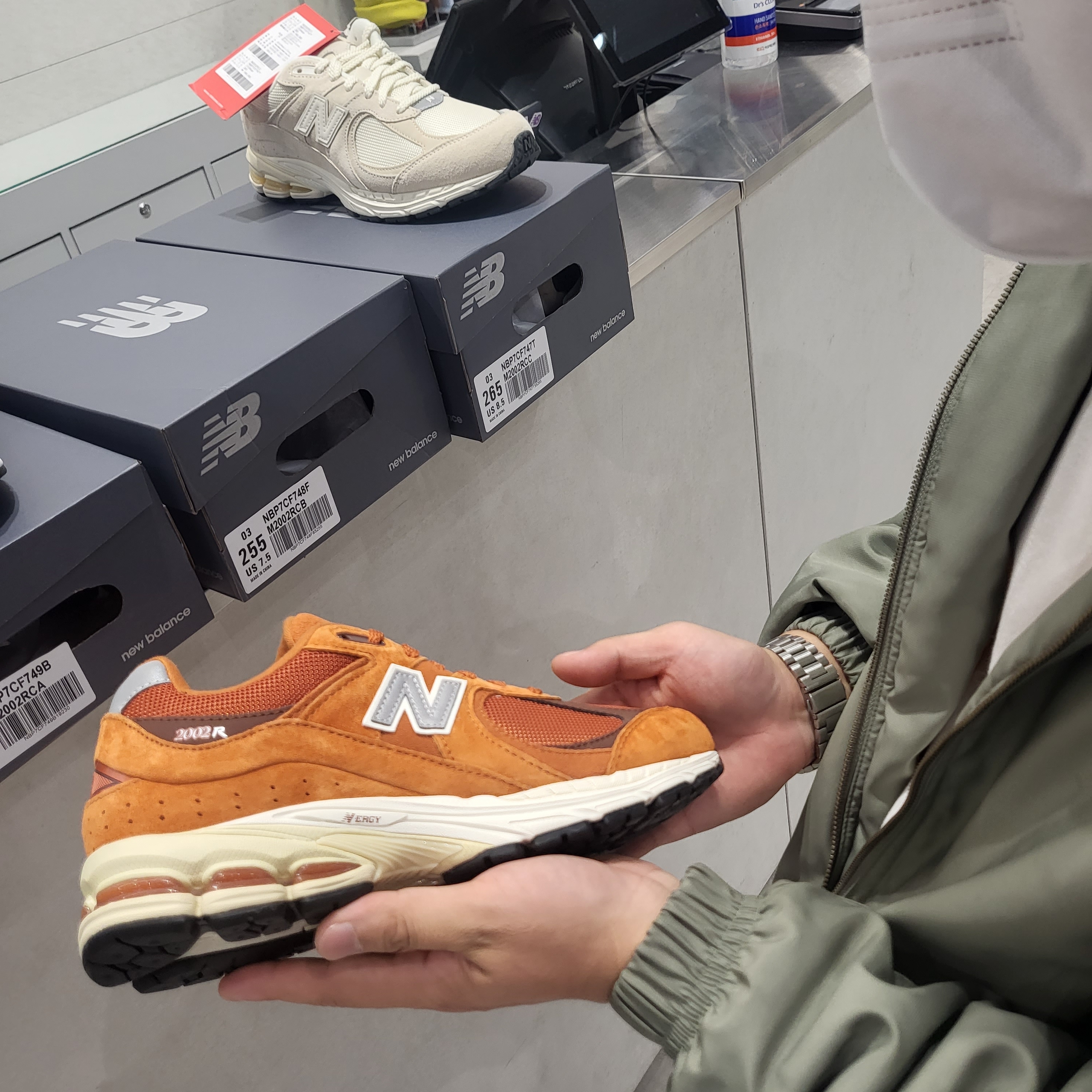 New Balance 2002R Rust Oxide 착용 스타일
