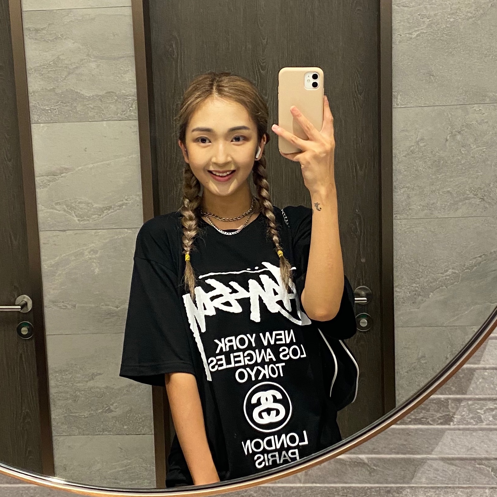 Stussy World Tour T-Shirt Black, Stussy World Tour T-Shirt White 착용 스타일 - 1