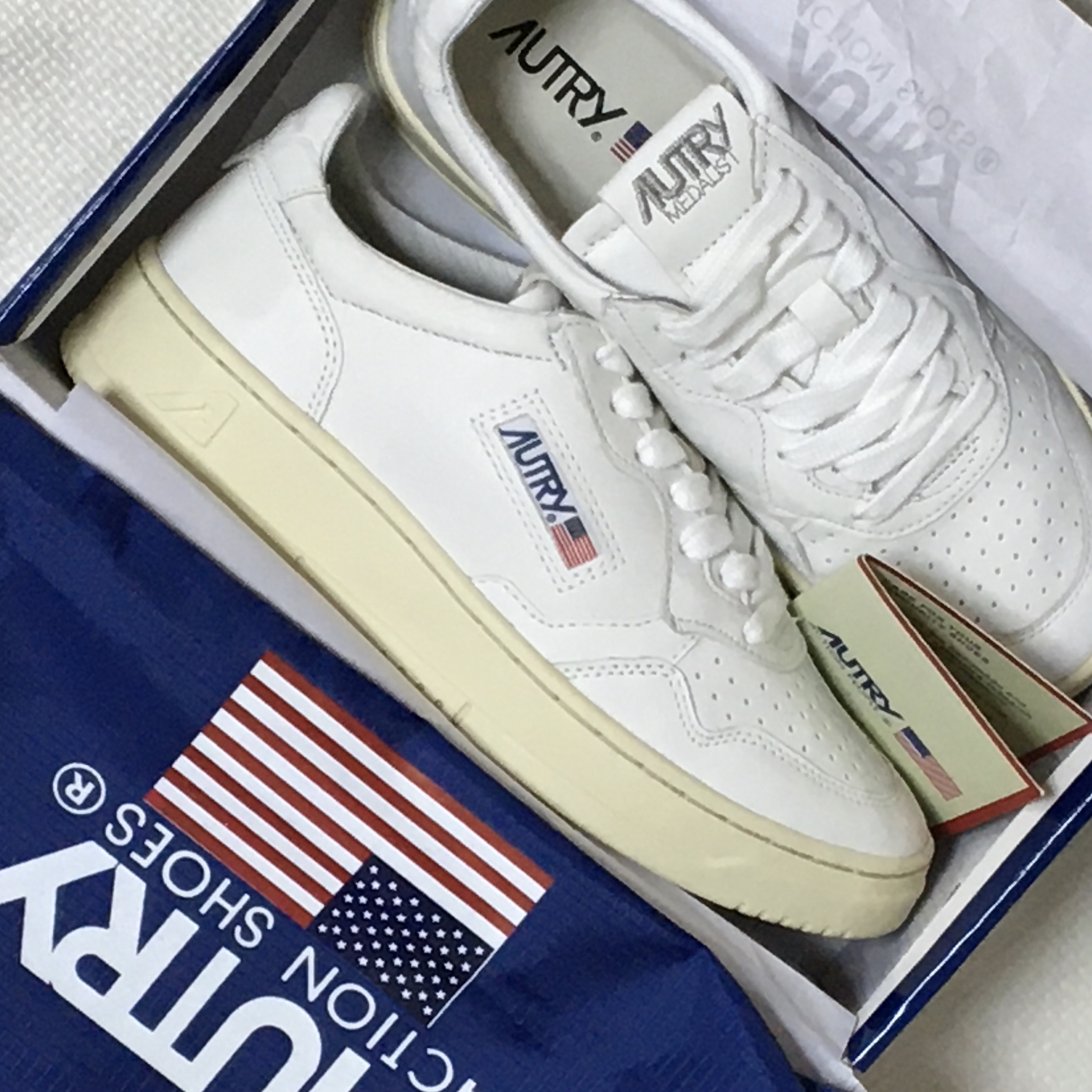 (W) Autry Medalist Low Goatskin Sneakers White 착용 스타일