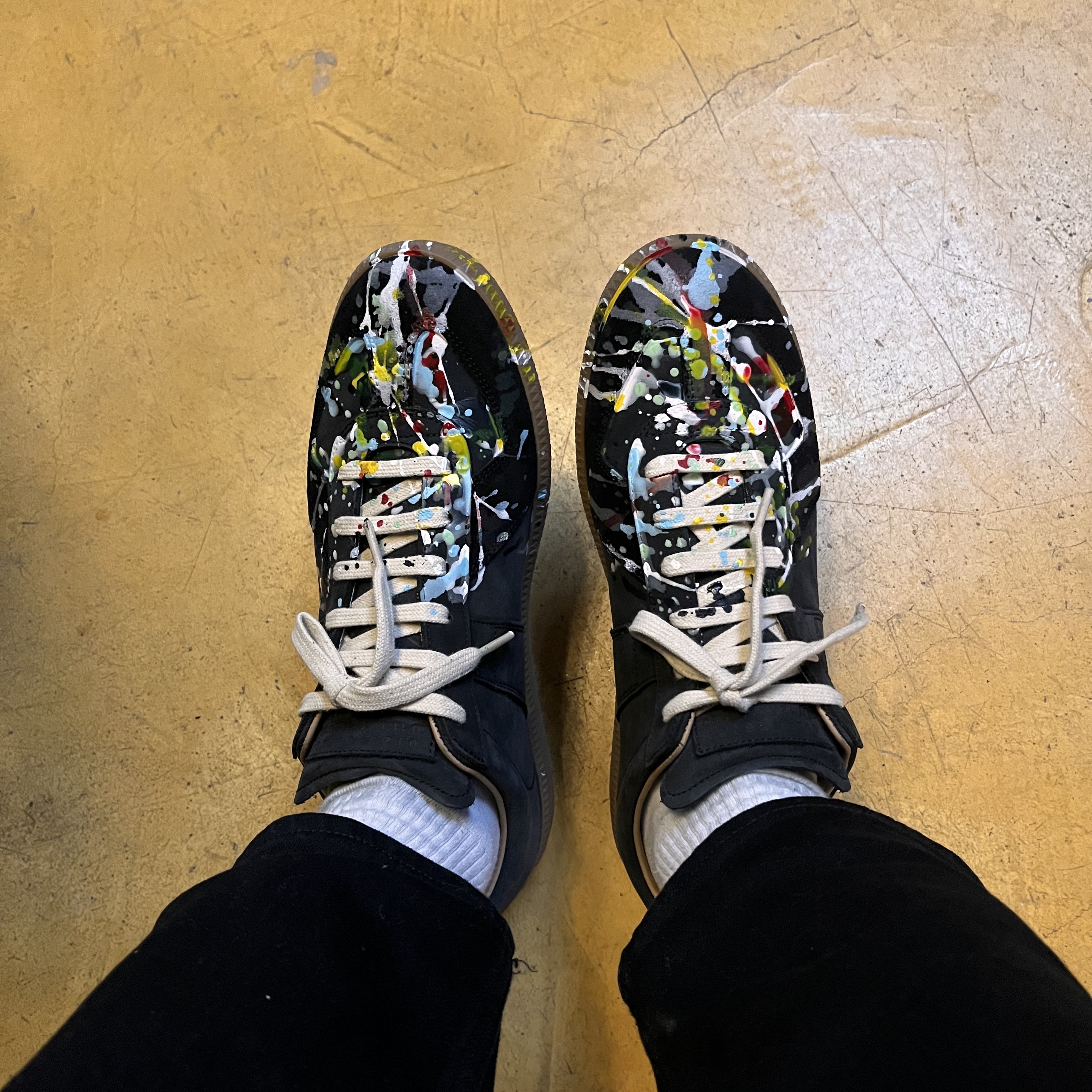 Maison Margiela Replica Paint Drop Sneakers Black 착용 스타일