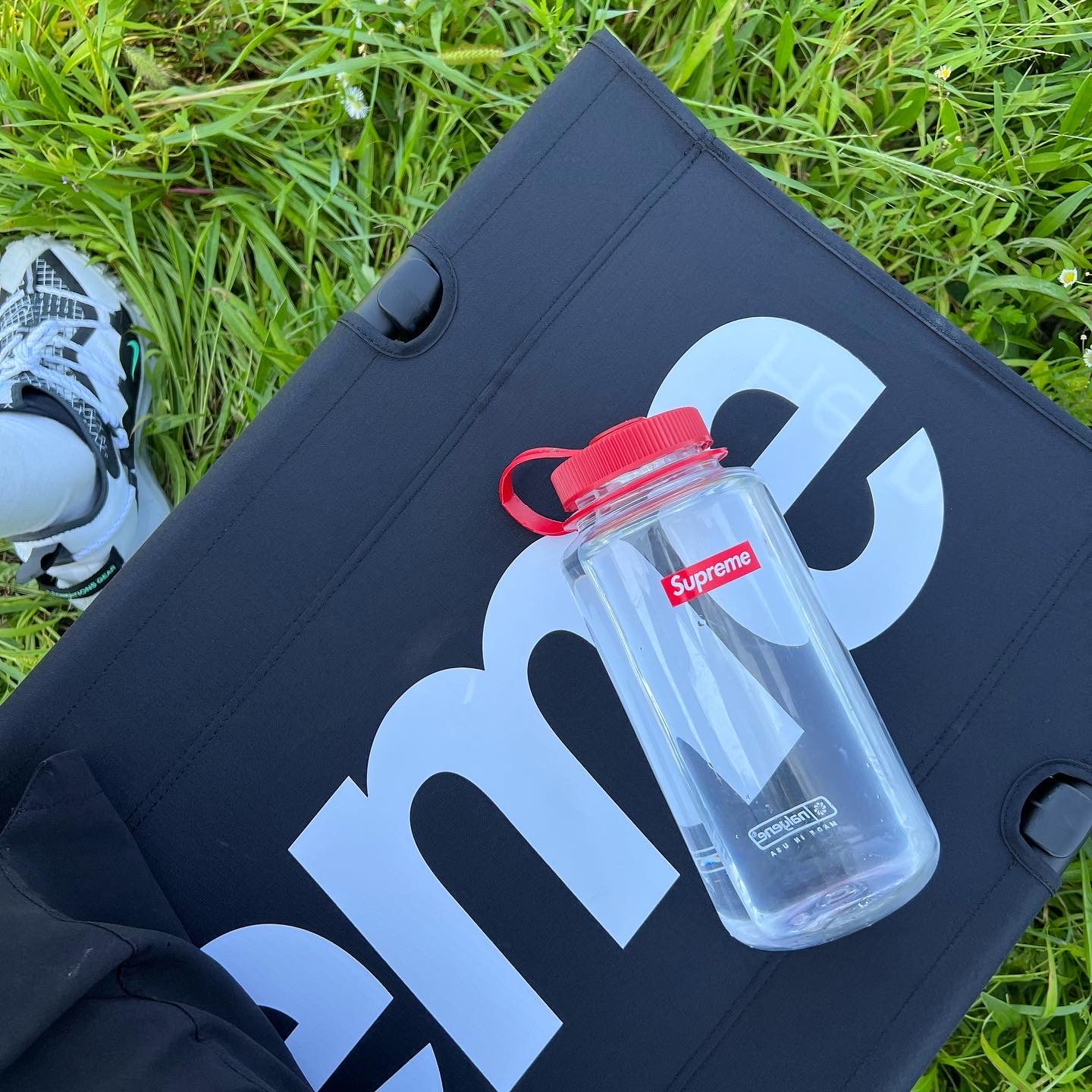 Supreme x Helinox Bench One Black - 22SS, Supreme Nalgene 32 oz. Bottle Red - 20SS 착용 스타일 - 3