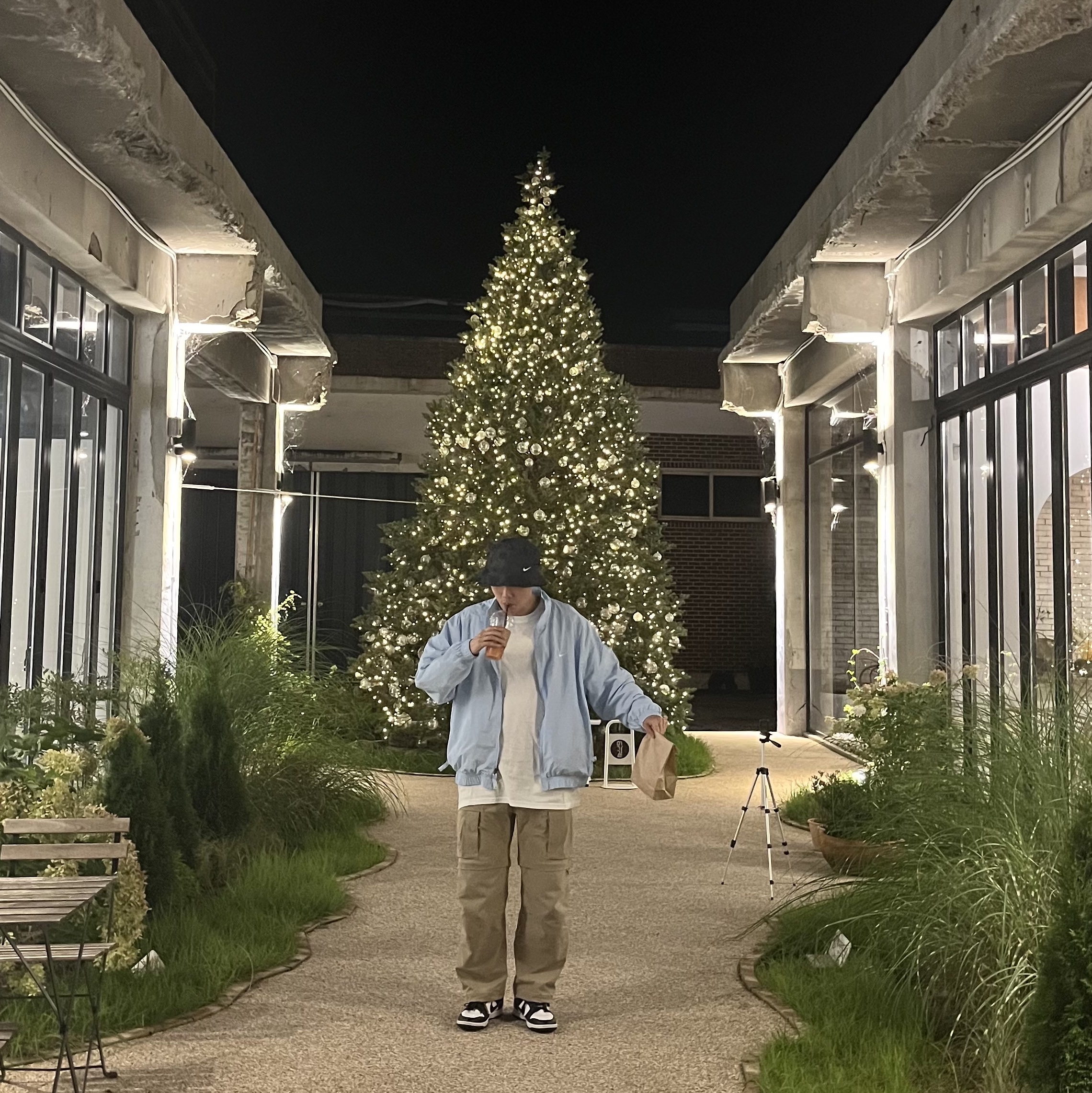 Nike NRG Bucket Hat Black, Nike NRG Solo Swoosh Woven Track Jacket Celestine Blue - Asia 착용 스타일