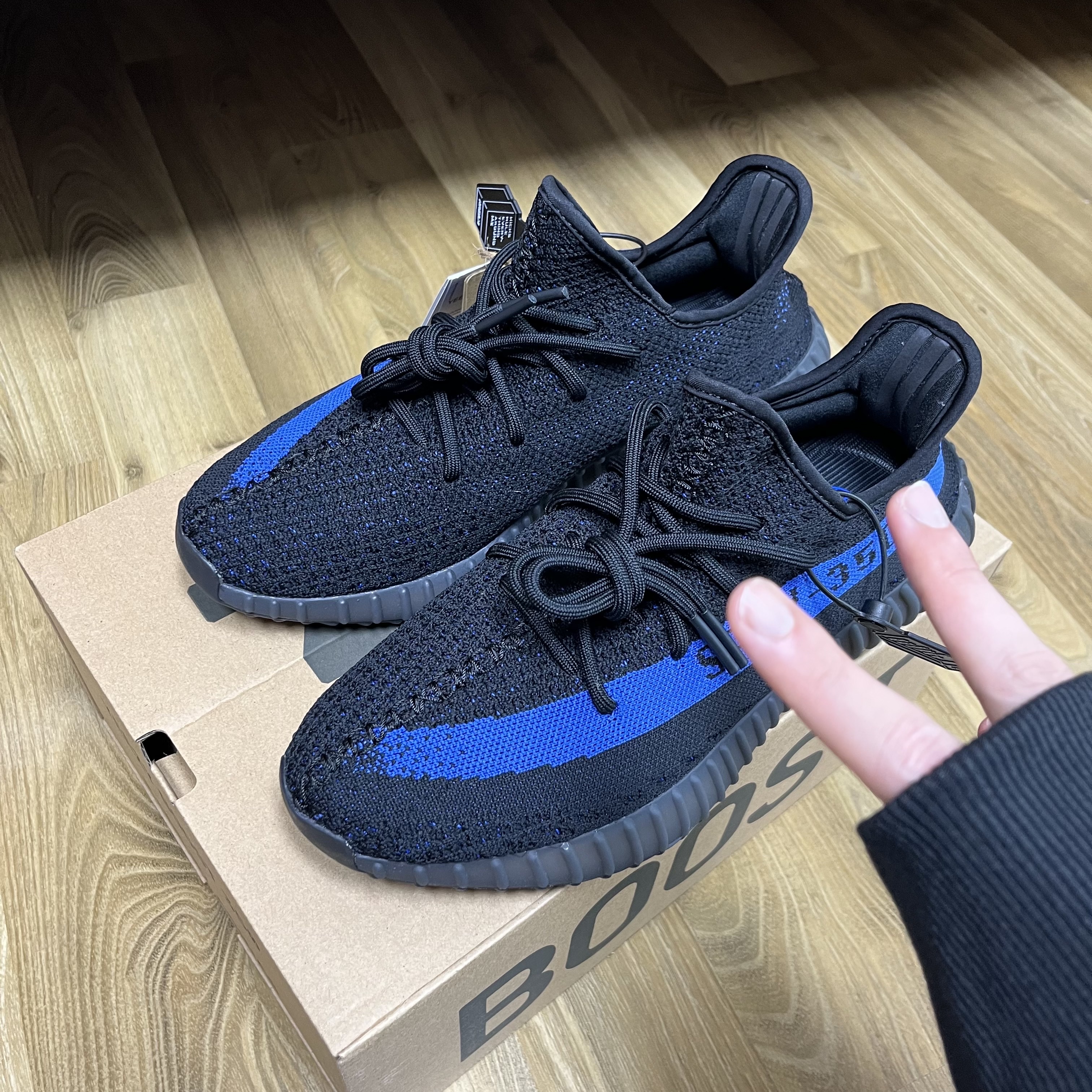 Adidas Yeezy Boost 350 V2 Dazzling Blue, Stussy Basic Stussy Hoodie Black 2022 착용 스타일 - 1