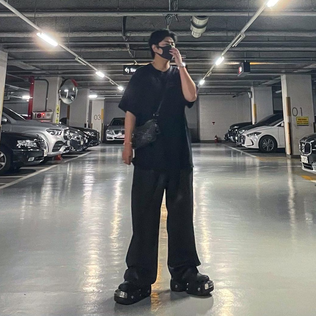 Balenciaga x Crocs Hardcrocs Slide Black, Balenciaga Large Baggy Jeans in Black Coated Soft Denim 착용 스타일 - 2