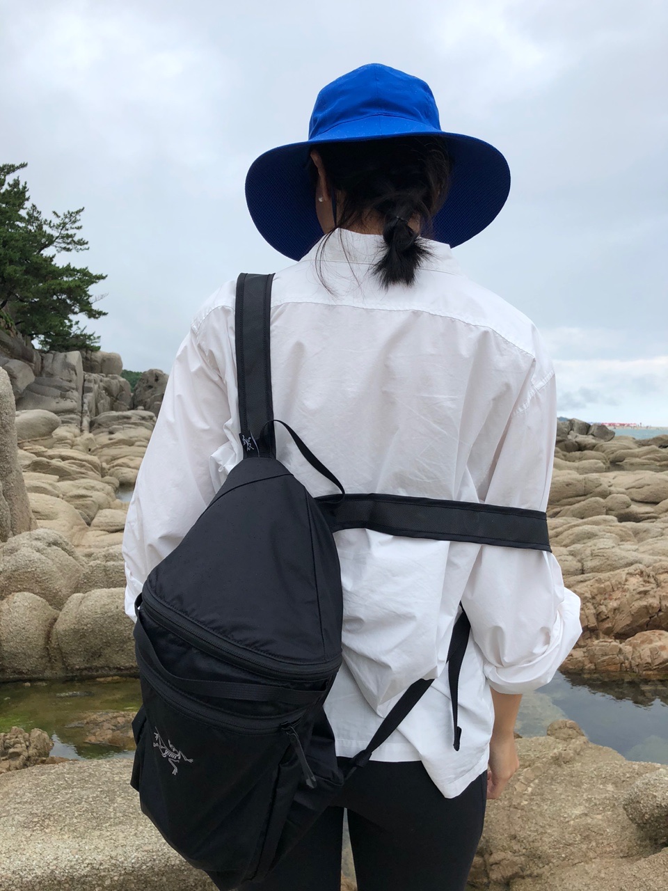 Salomon XT-6 Vanilla Ice Granite Green Gum, Arc'teryx Index 15 Backpack Black 착용 스타일 - 2