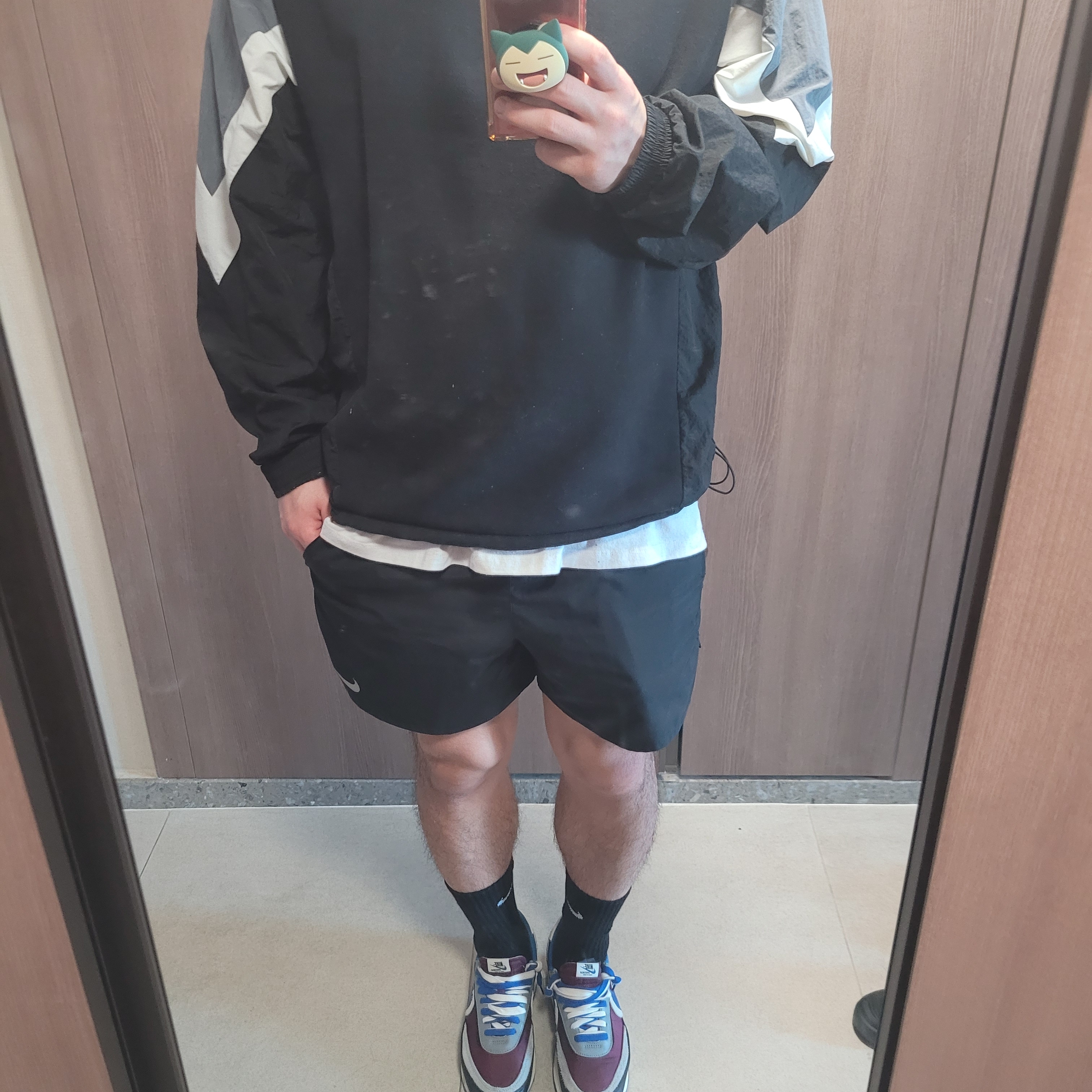 Nike x Sacai x Undercover LDWaffle Night Maroon Team Royal 착용 스타일