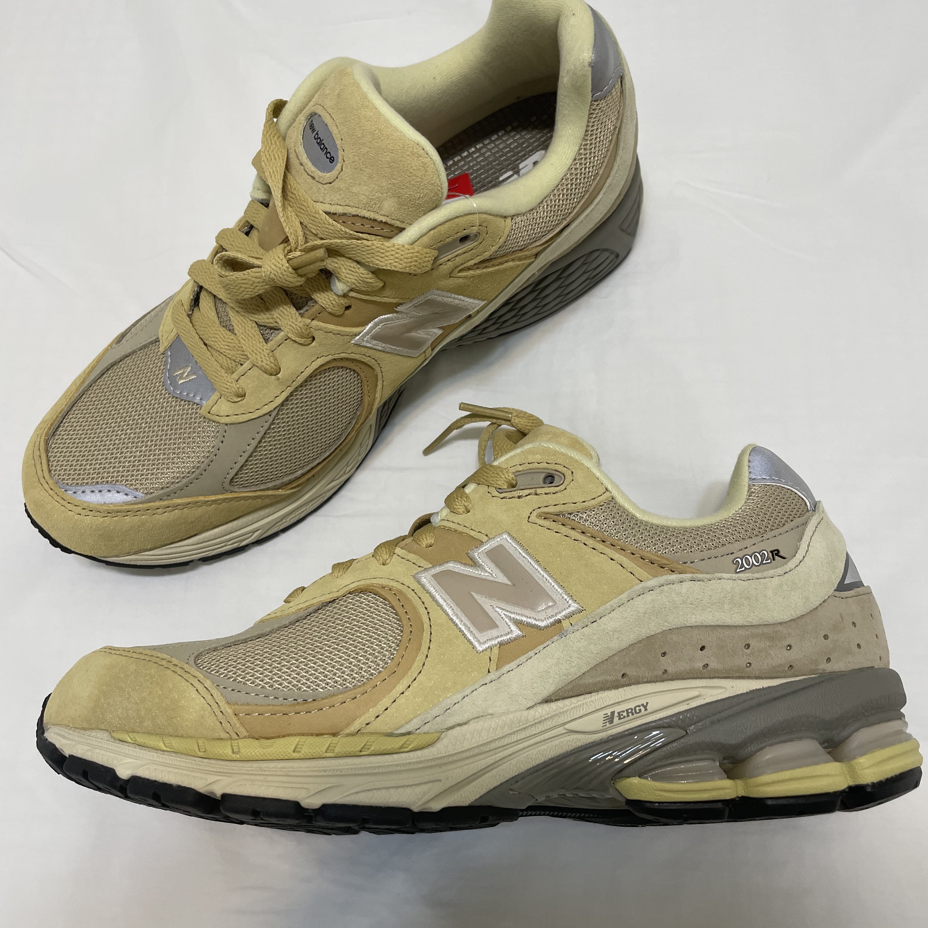 New Balance x Auralee 2002R Yellow Beige 착용 스타일