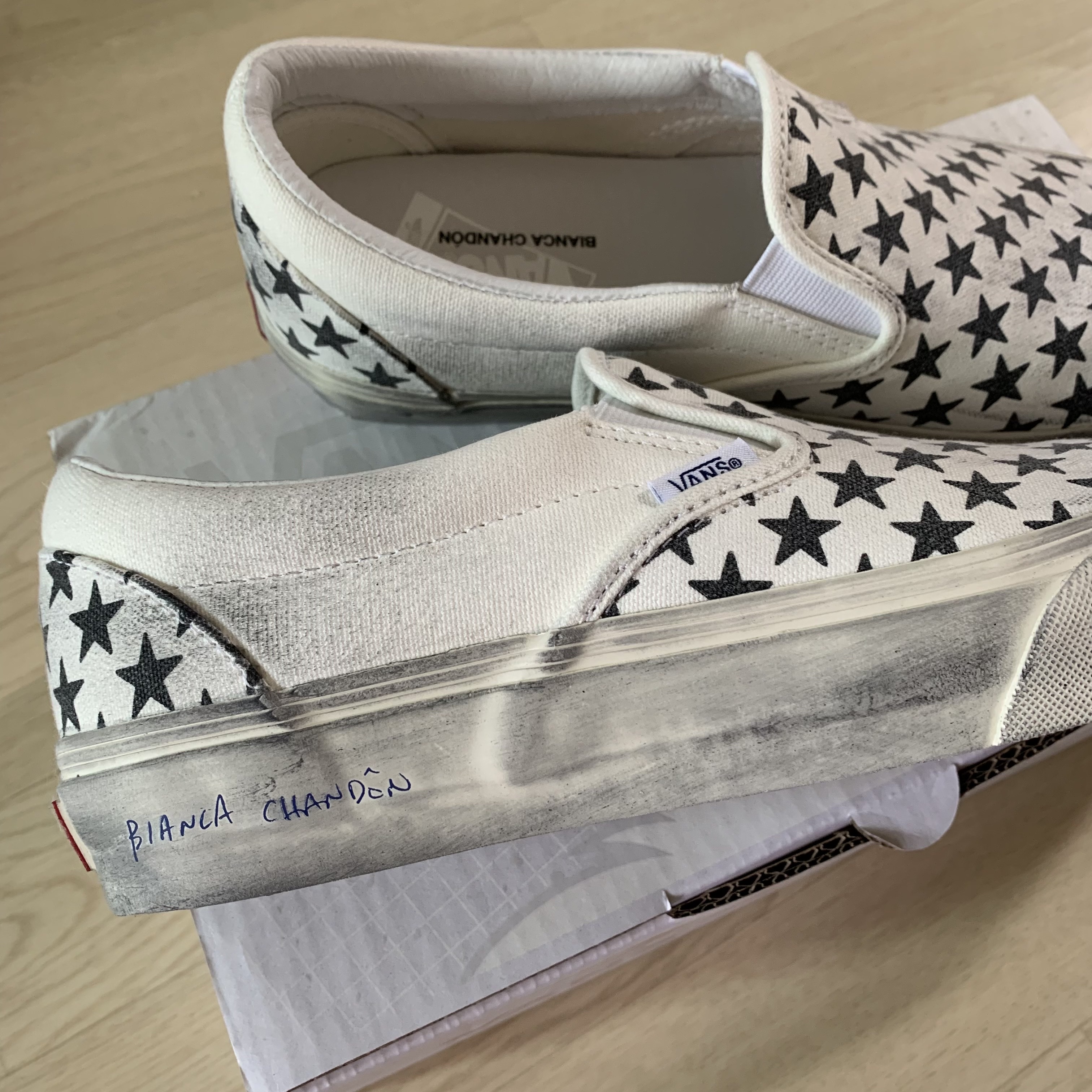 Vans Vault x Bianca Chandon Classic Slip-On LX Stressed Black White 착용 스타일 - 2