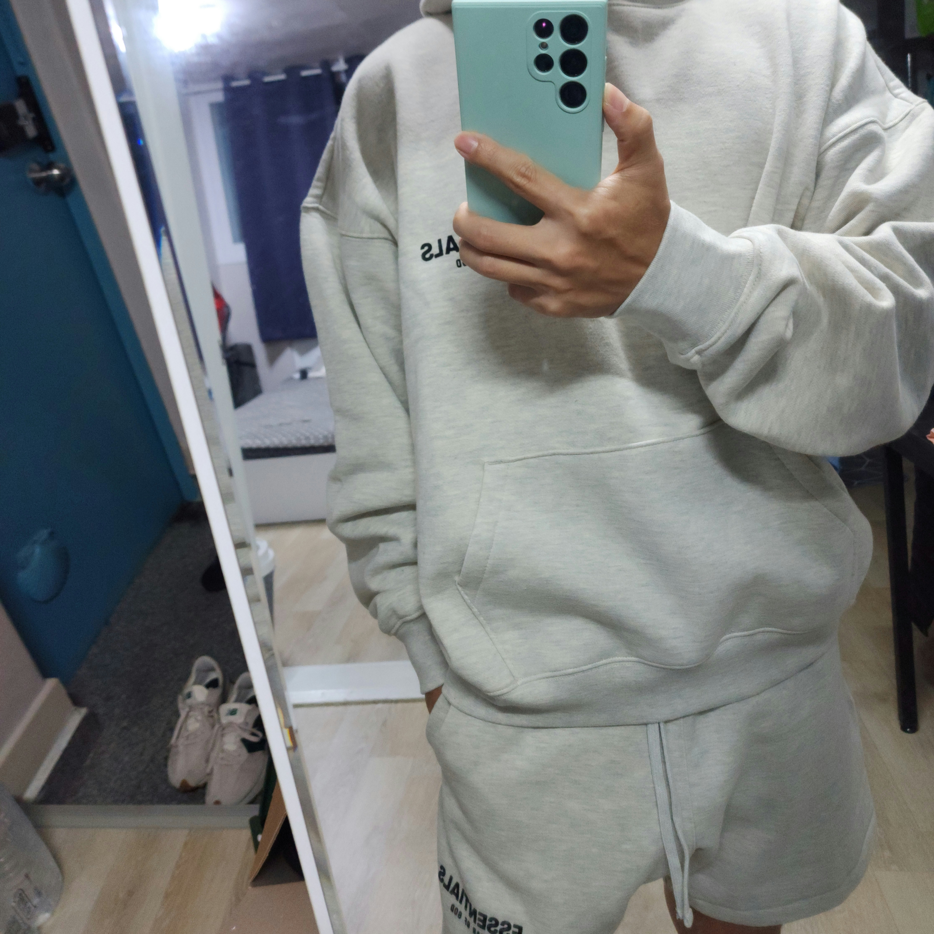 Essentials The Core Collection Hoodie Light Oatmeal, Essentials The Core Collection Sweatshorts Light Oatmeal 착용 스타일